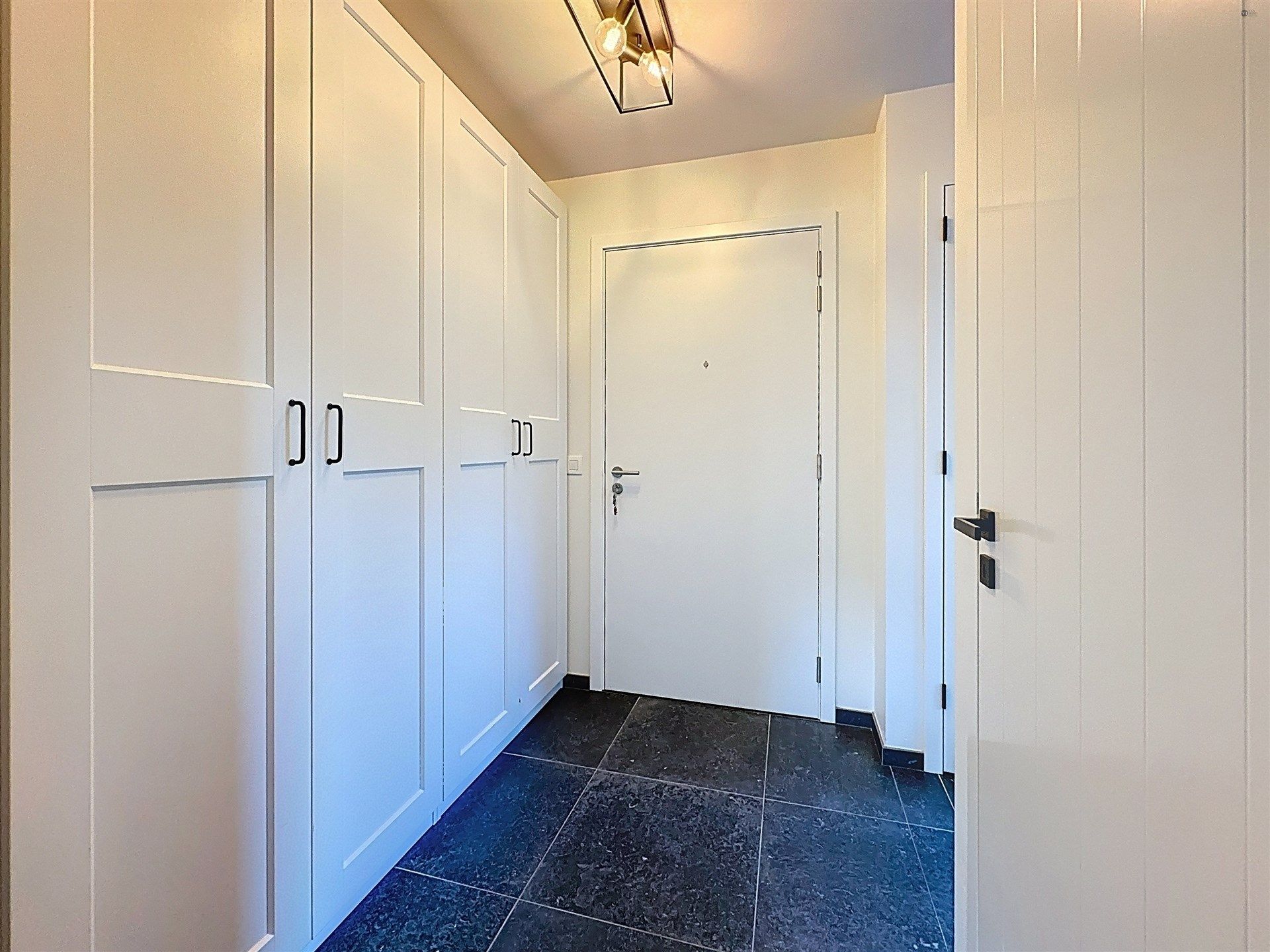 BEN nieuwbouwappartement met 2 slaapkamers, privatieve autostaanplaats en fietsenberging op toplocatie foto 8