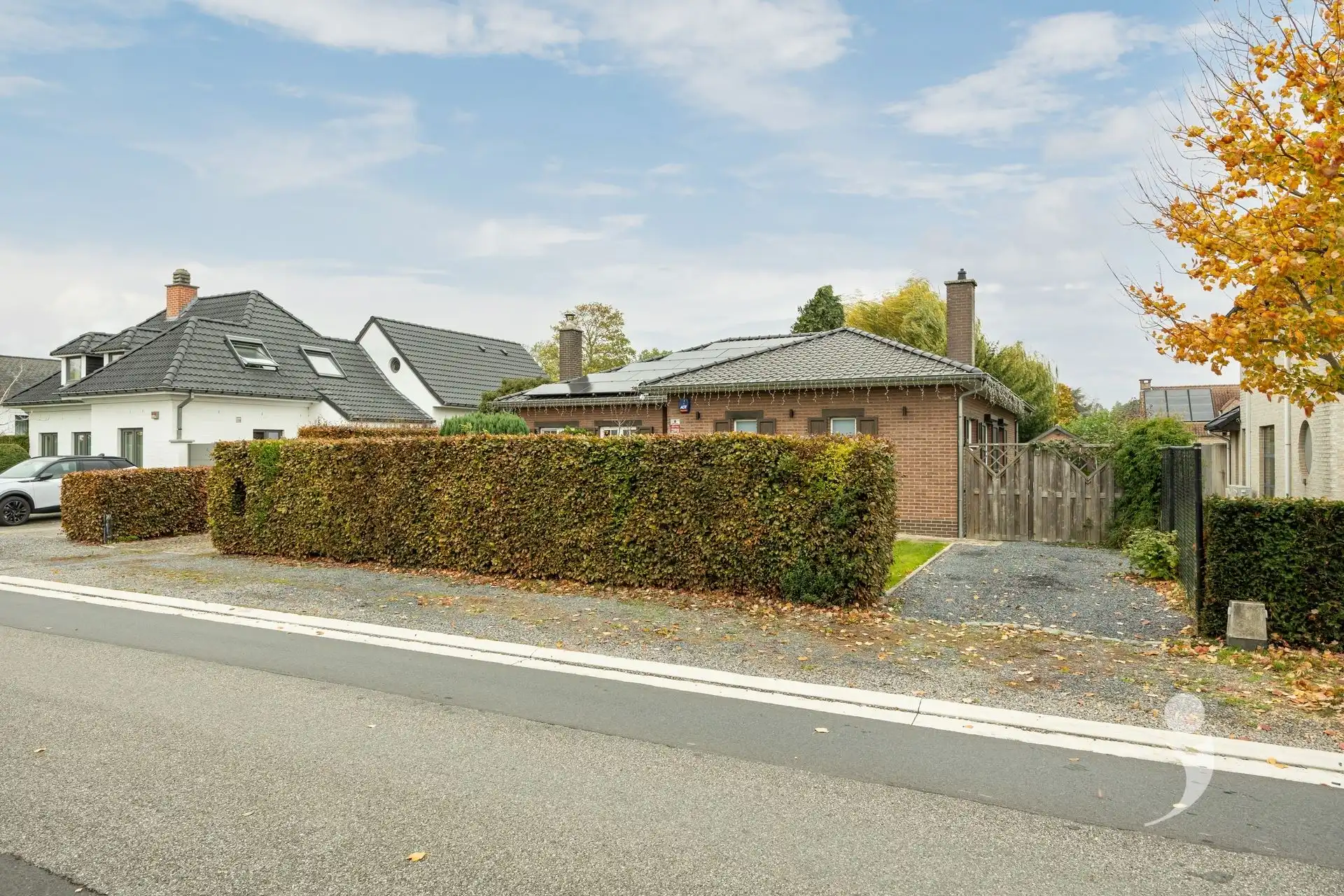 Gerenoveerde bungalow met zwembad in een rustige woonwijk foto 35