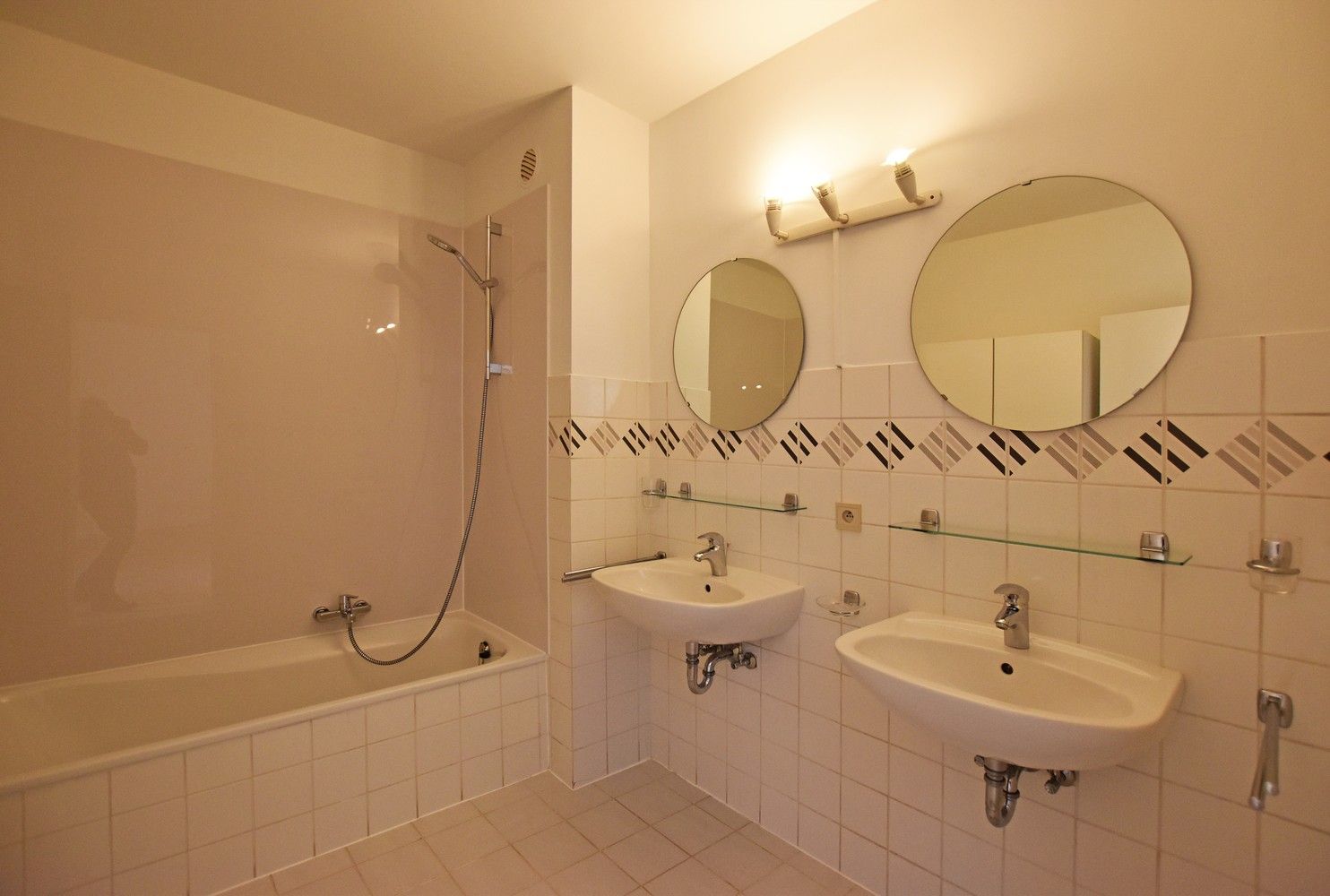 Verzorgd 2-slpk appartement met grote tuin te Borsbeek. foto 9