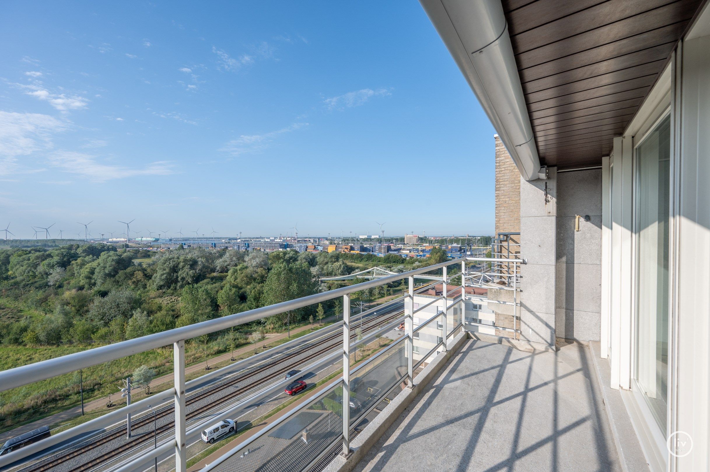 Ruim appartement ( 7 m gevelbreedte ) met frontaal zeezicht voorraan en prachtig open zicht achteraan gelegen op de Zeedijk te Heist.  foto 15