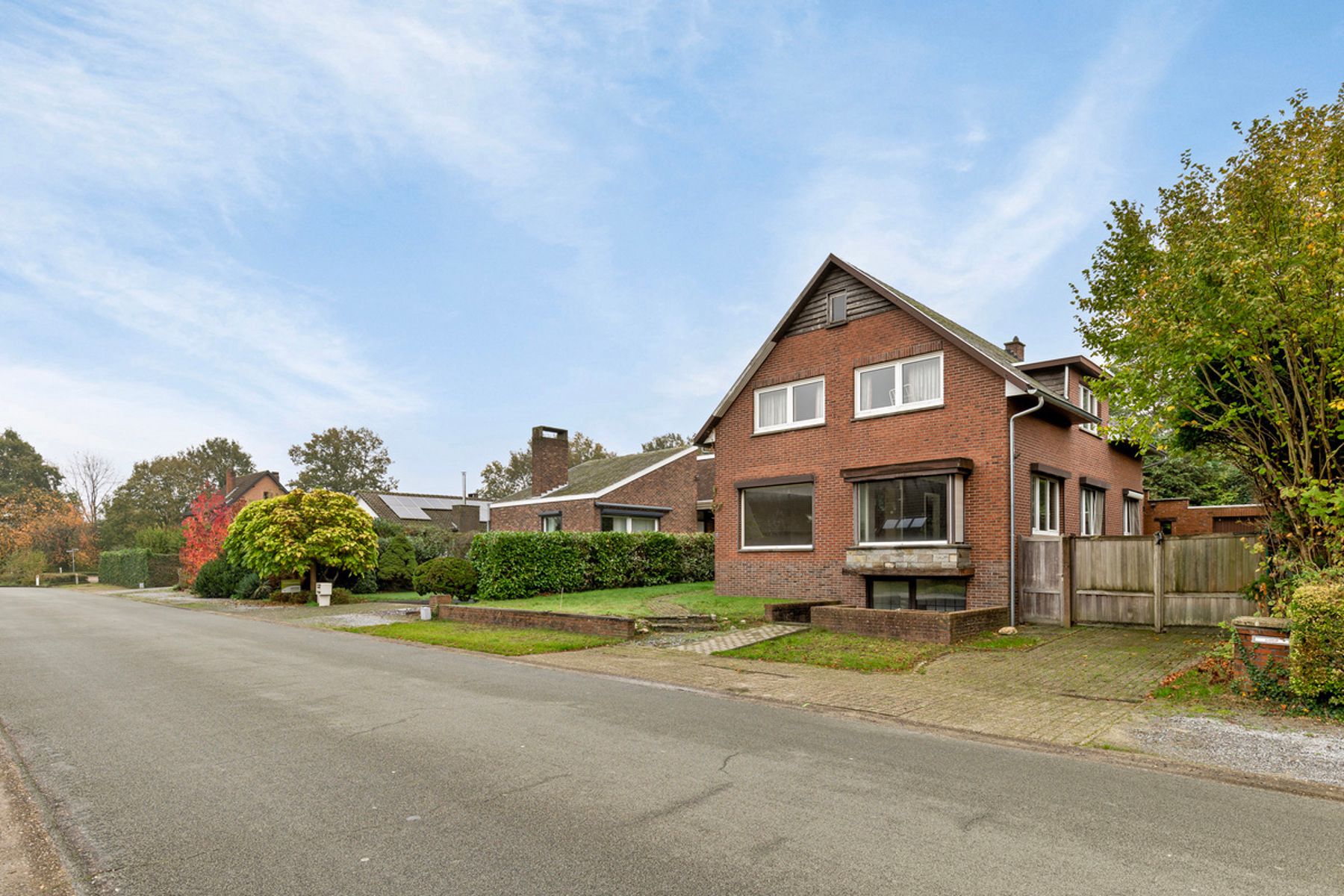 Ruime te renoveren gezinswoning met 4 slaapkamers en tuin foto 2