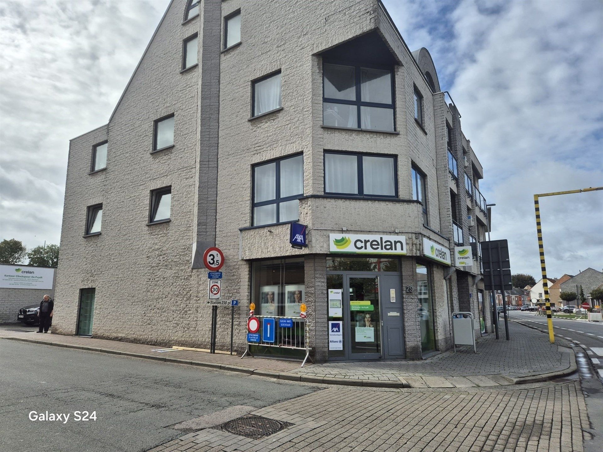 Ruim handelspand te huur – voormalig bankkantoor.  foto {{pictureIndex}}