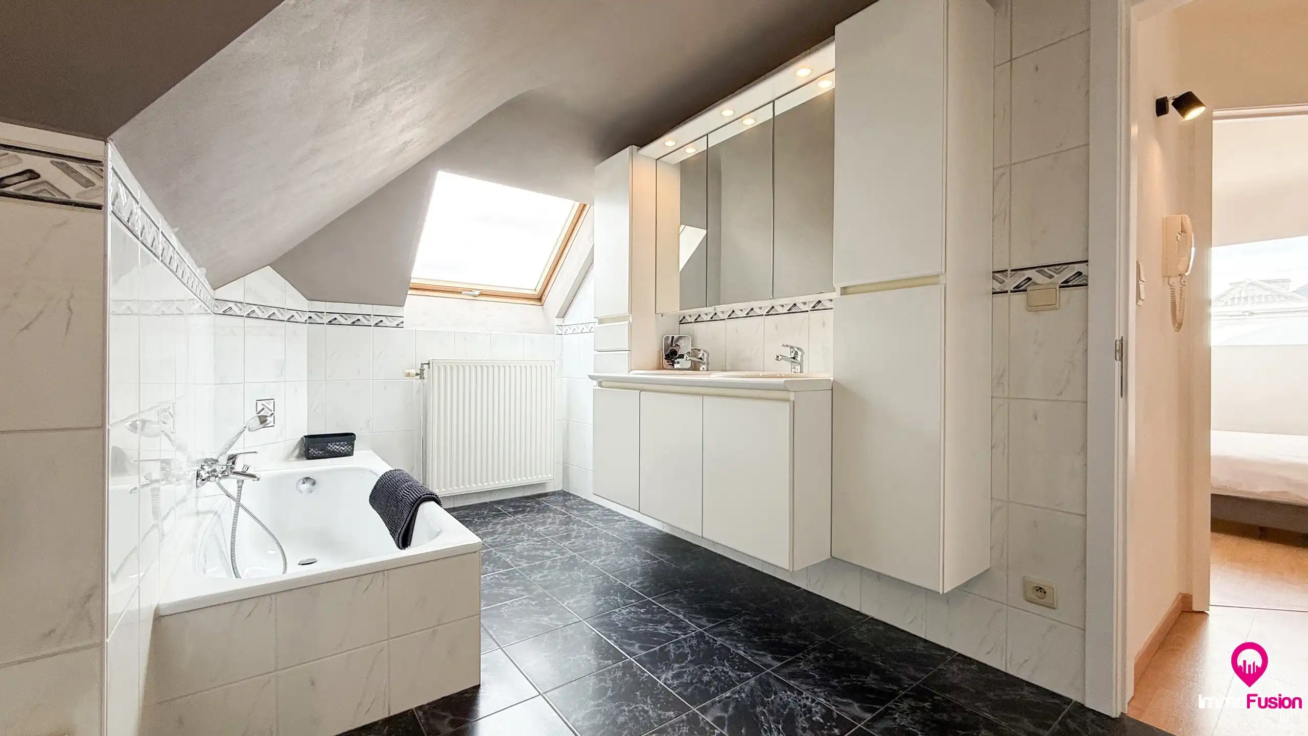 Ruim appartement met 4 slaapkamers en parking in Tuilt! foto 34