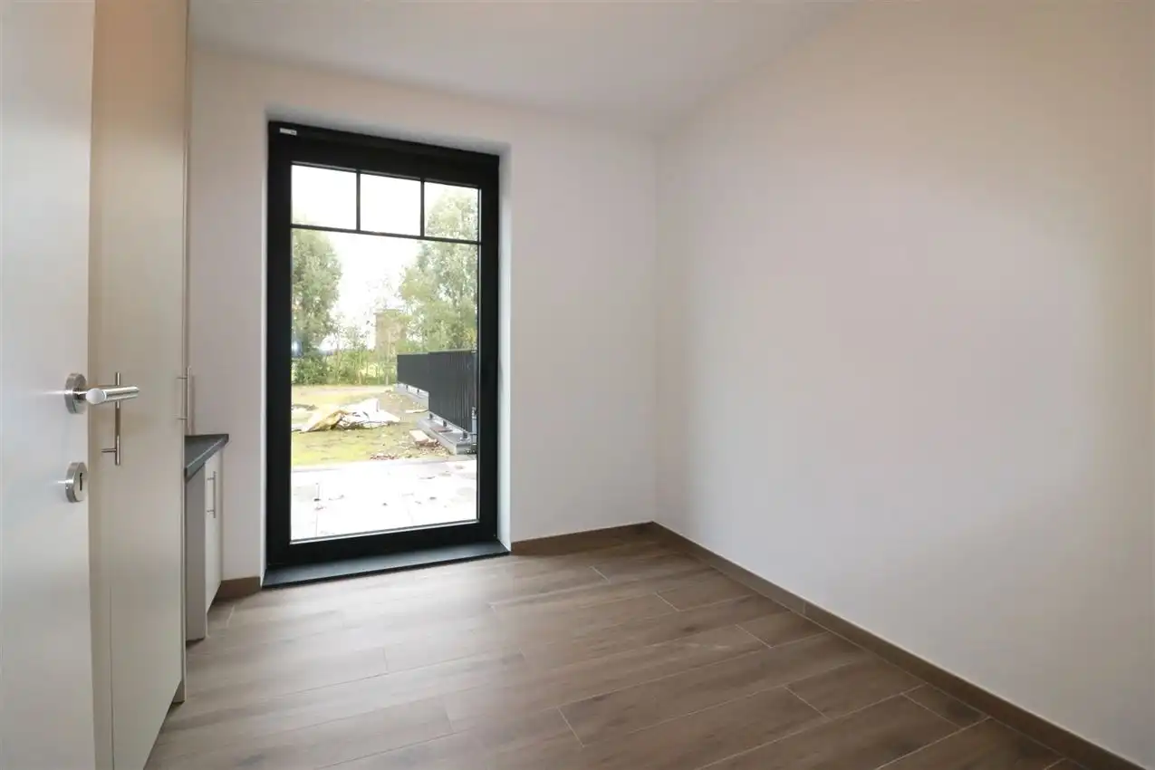 Alles gelijkvloers, oostgericht terras en tuintje, zalig rustig met zicht op maagdentoren foto 11