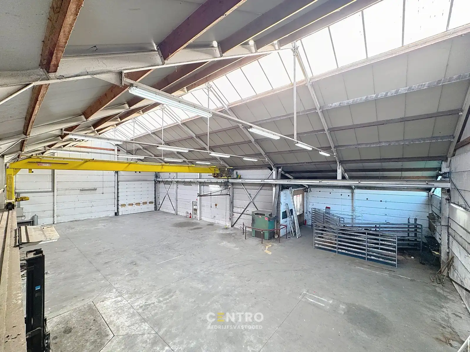 Opslagruimte met showroom en 3 verhuurde appartementen op 3.682m2! foto 11