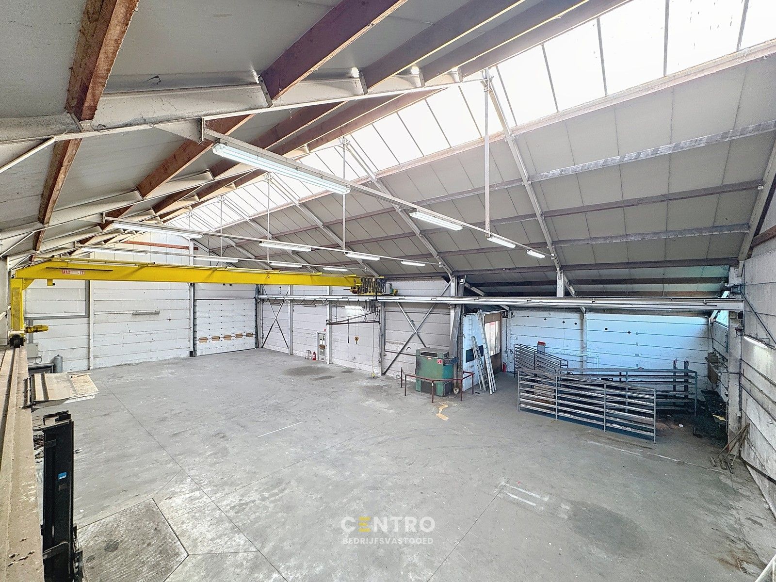 Opslagruimte met showroom en 3 verhuurde appartementen op 3.682m2! foto 9