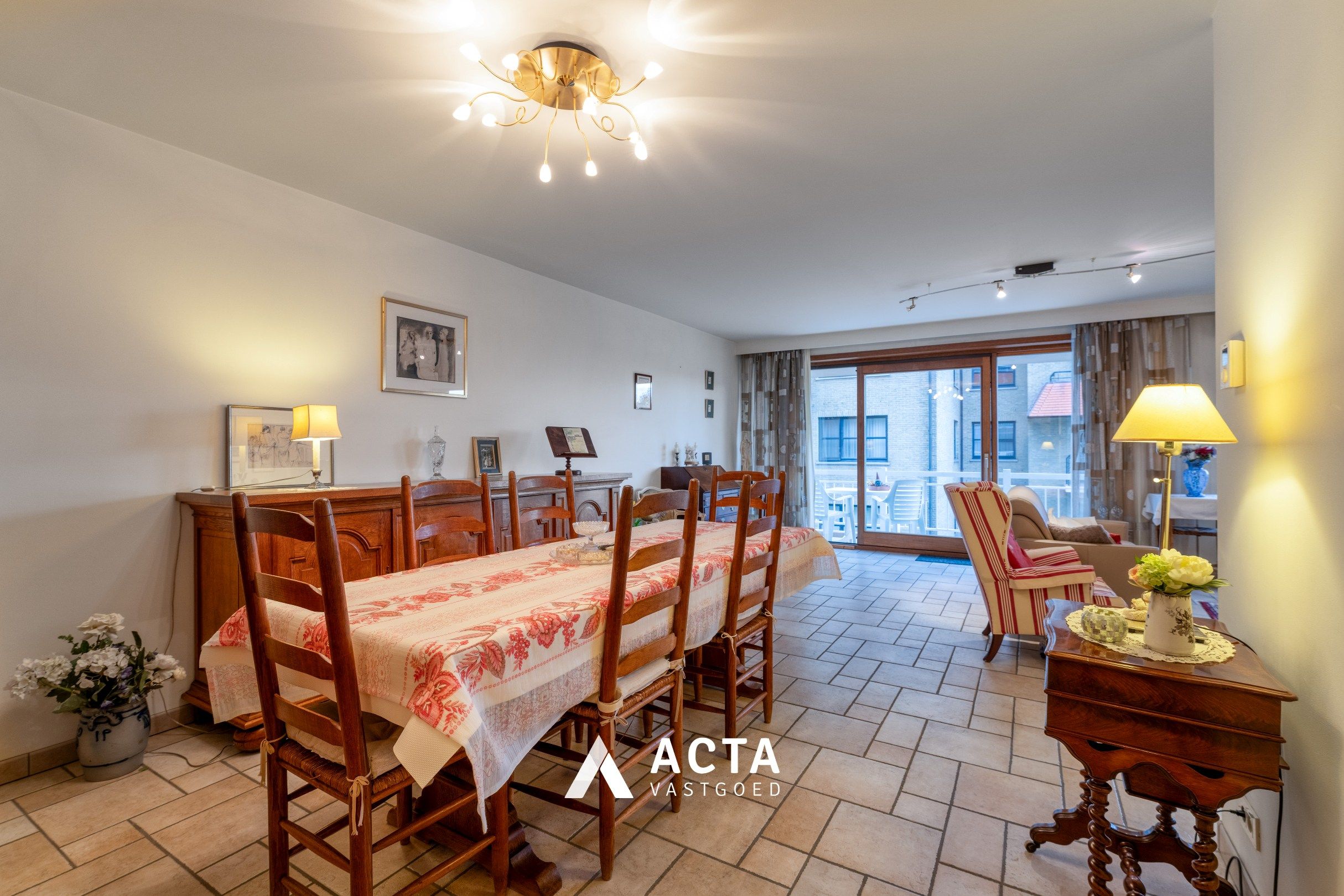 Ruim hoekappartement met twee slaapkamers in Mariakerke foto 7