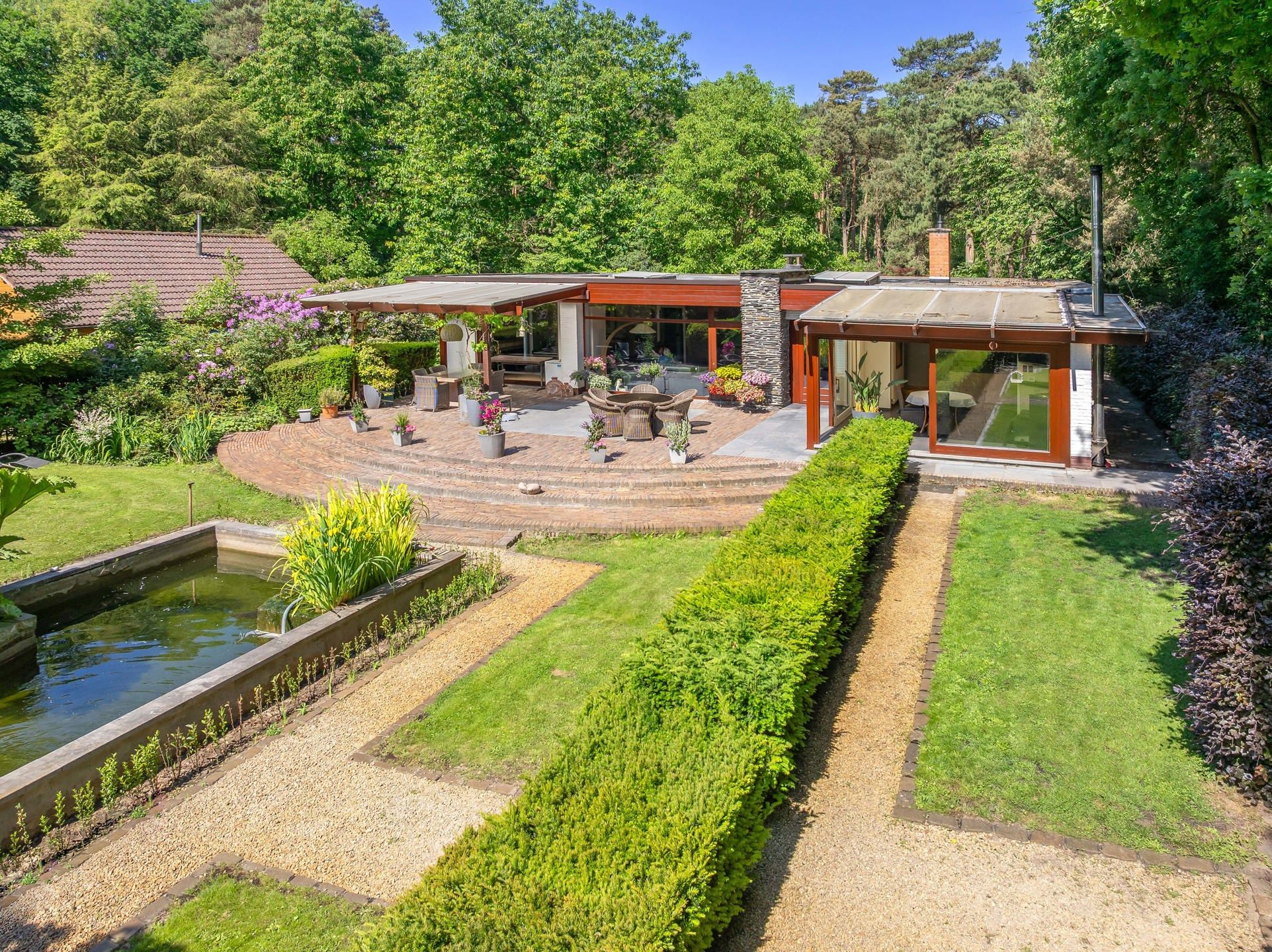 Laagbouwwoning op 2848 m² met Zwemvijver en Prachtige Tuin foto 4