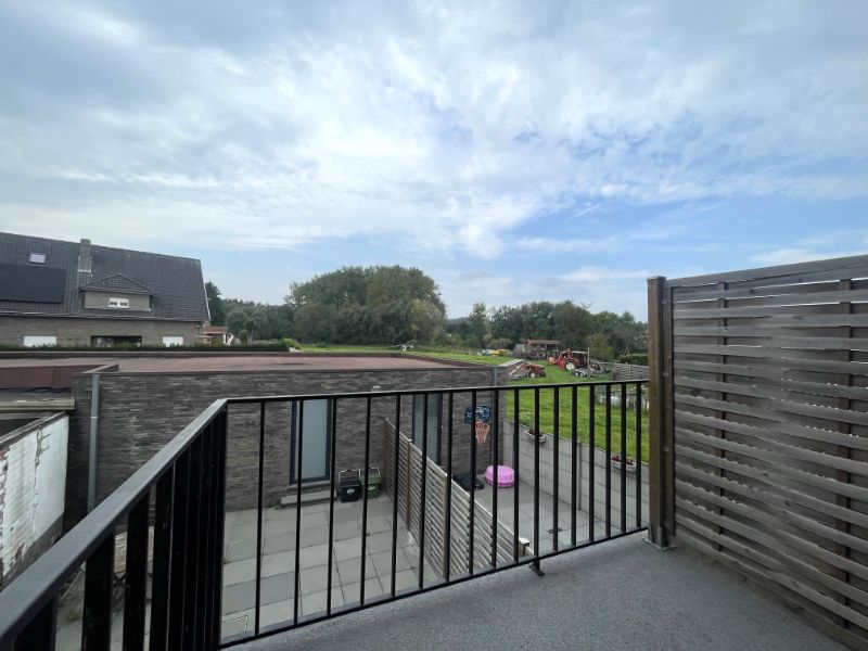 Instapklare woning met terras en garage in hartje Aspelare foto 16