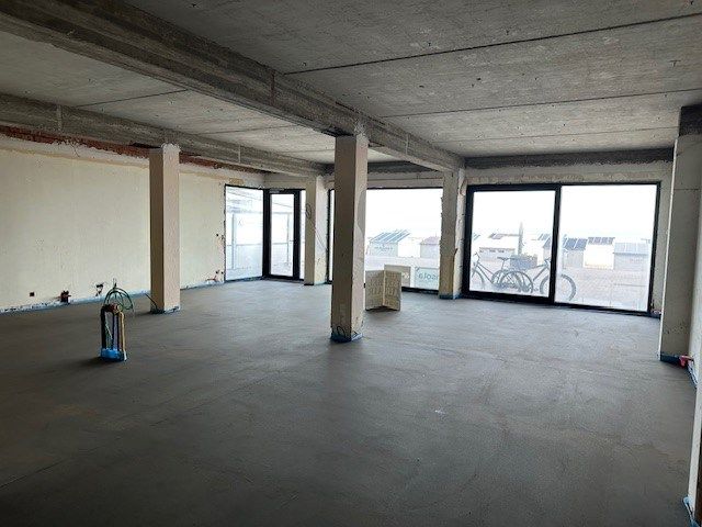 Handelspand  op topligging  .  Strandplein.   Ruim 200 m2  .       Tegen 1 juni volledig nieuw afgewerkt.   Zowel te koop of te huur.   foto 2