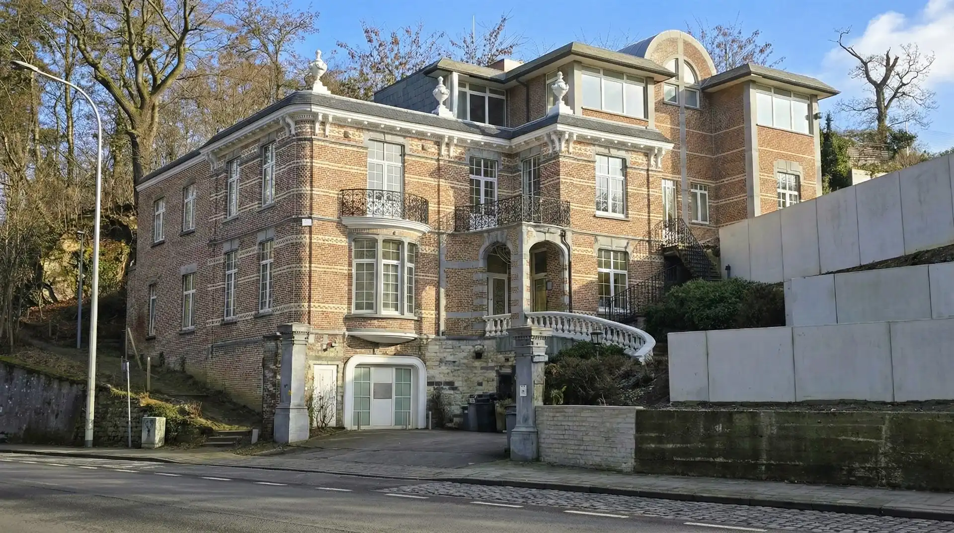 Karaktervol kantoorpand met uitzonderlijke visibiliteit in Herent foto {{pictureIndex}}