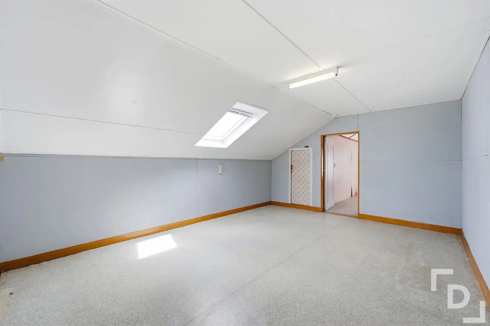 Losstaande woning met landelijke verzichten te koop in Ieper. foto 13