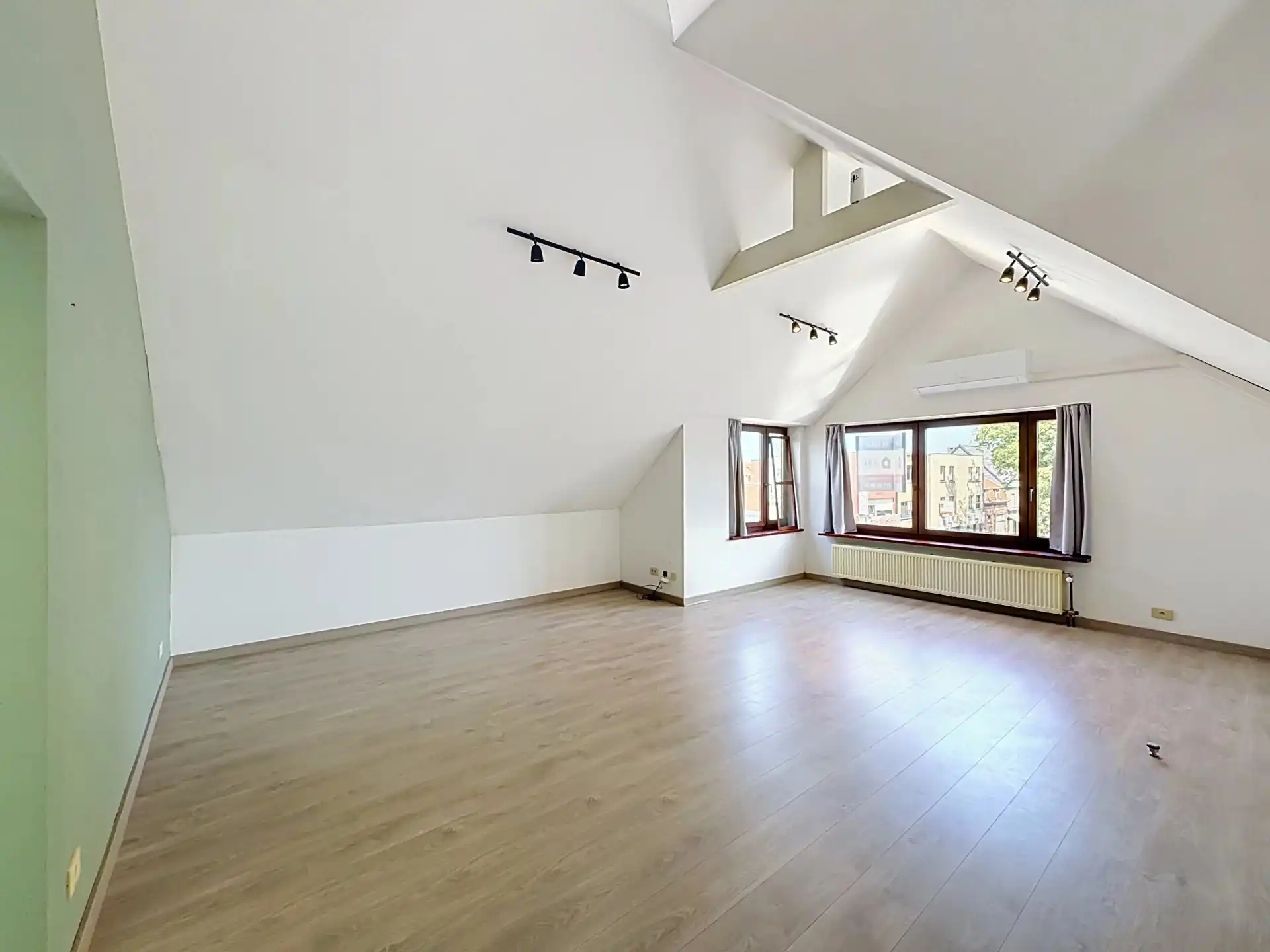 Gezellig dakappartement met 2 slaapkamers en airco foto 2
