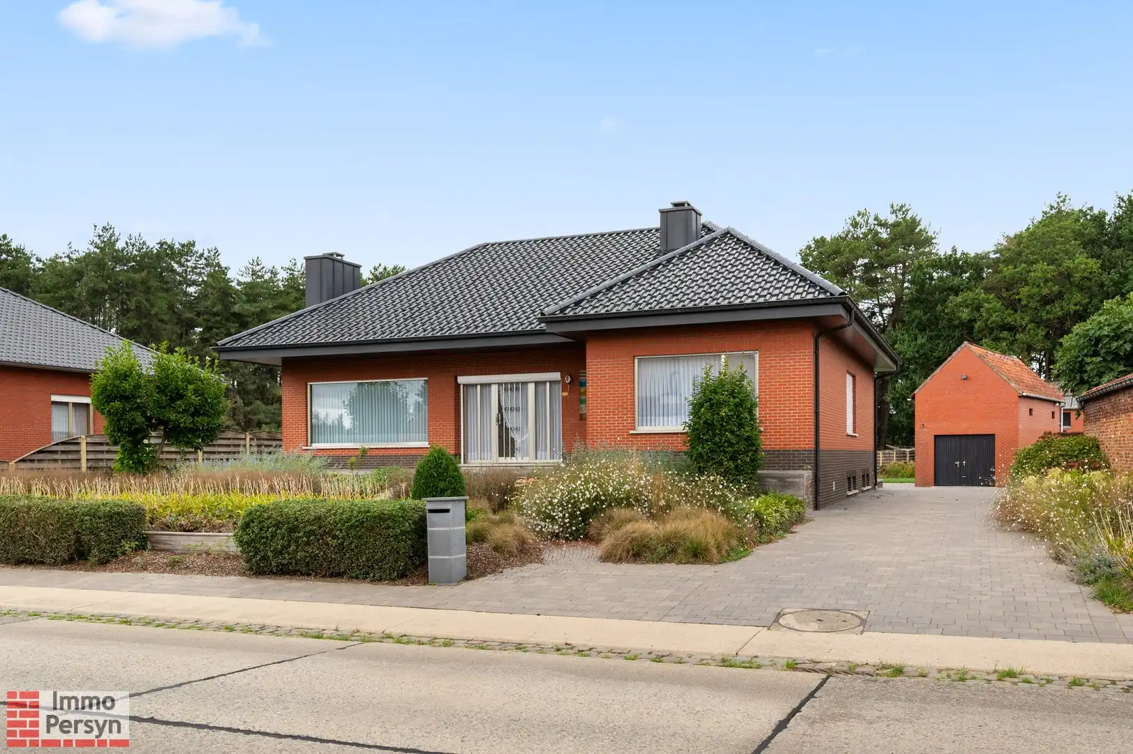 Hoofdfoto van de publicatie: Vrijstaande bungalow met bijgebouw op een riant perceel