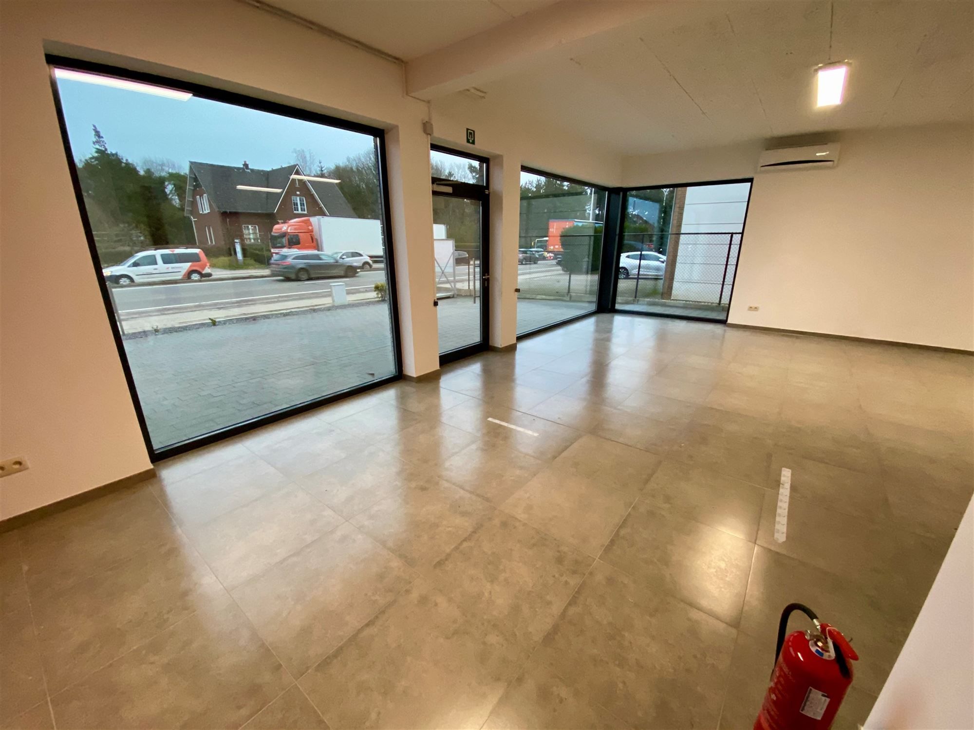 RUIM HANDELSPAND VAN 285M² MET GOEDE VISIBILITEIT EN PARKEERGELEGENHEID foto 6