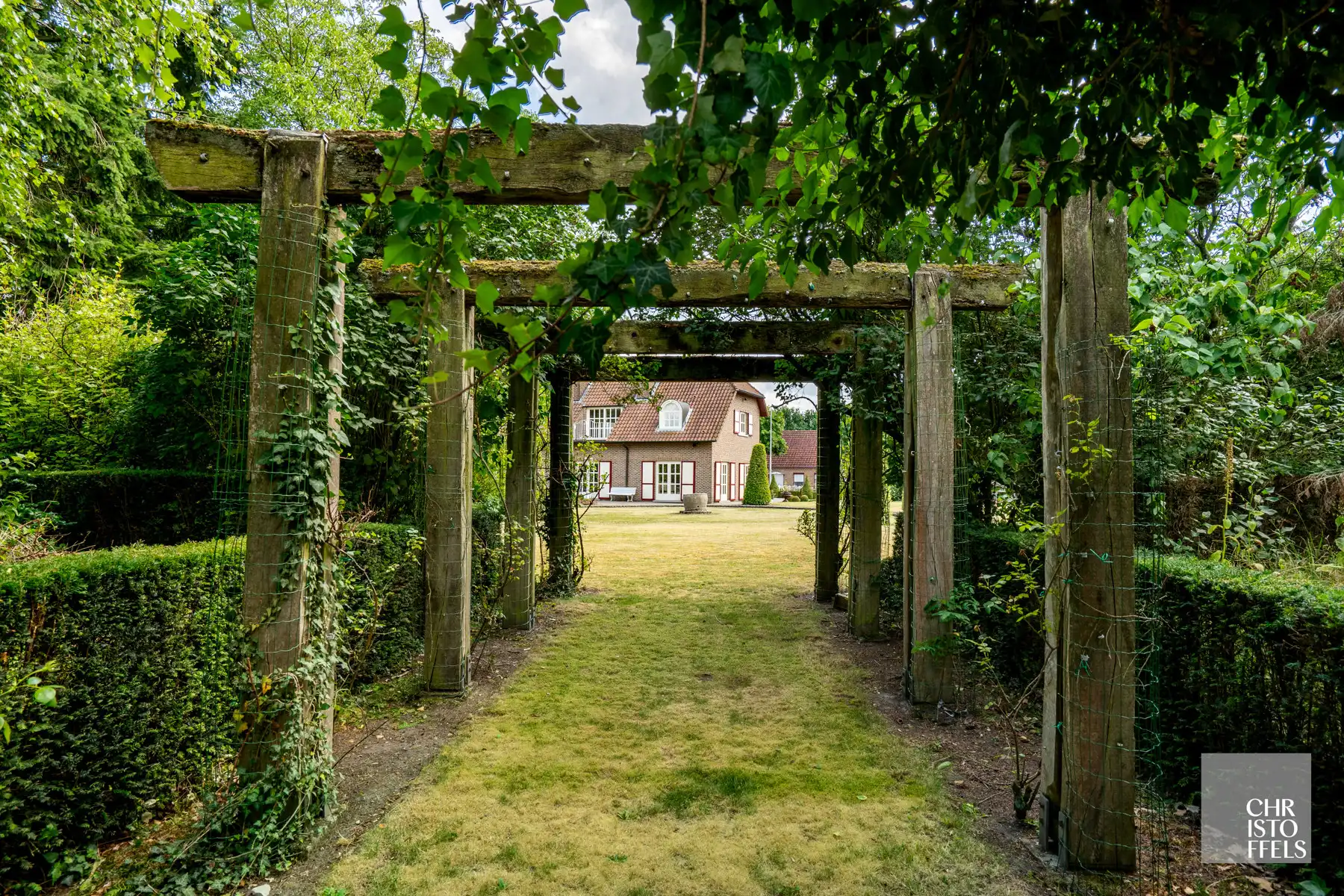 Riante en verzorgde villa van 694m2 op 1ha 00a 18ca! foto 2