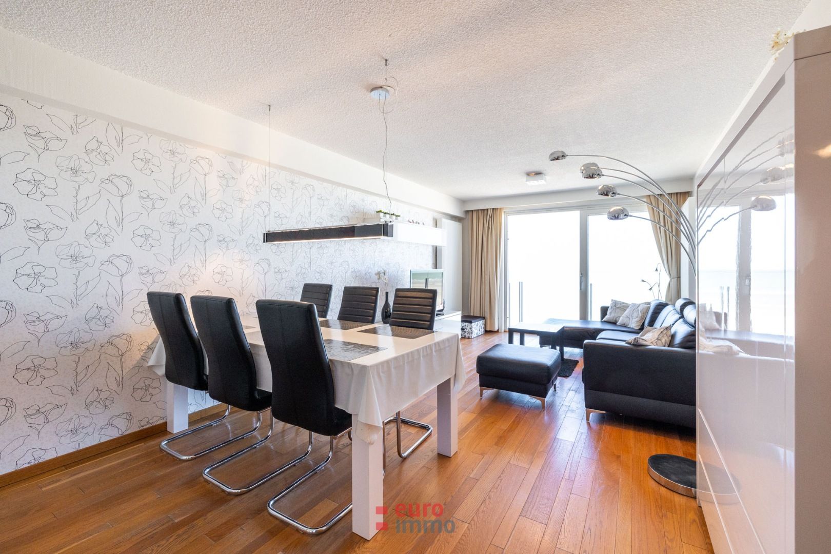 Centraal op de zeedijk gelegen appartement met 2 slaapkamers! foto 3