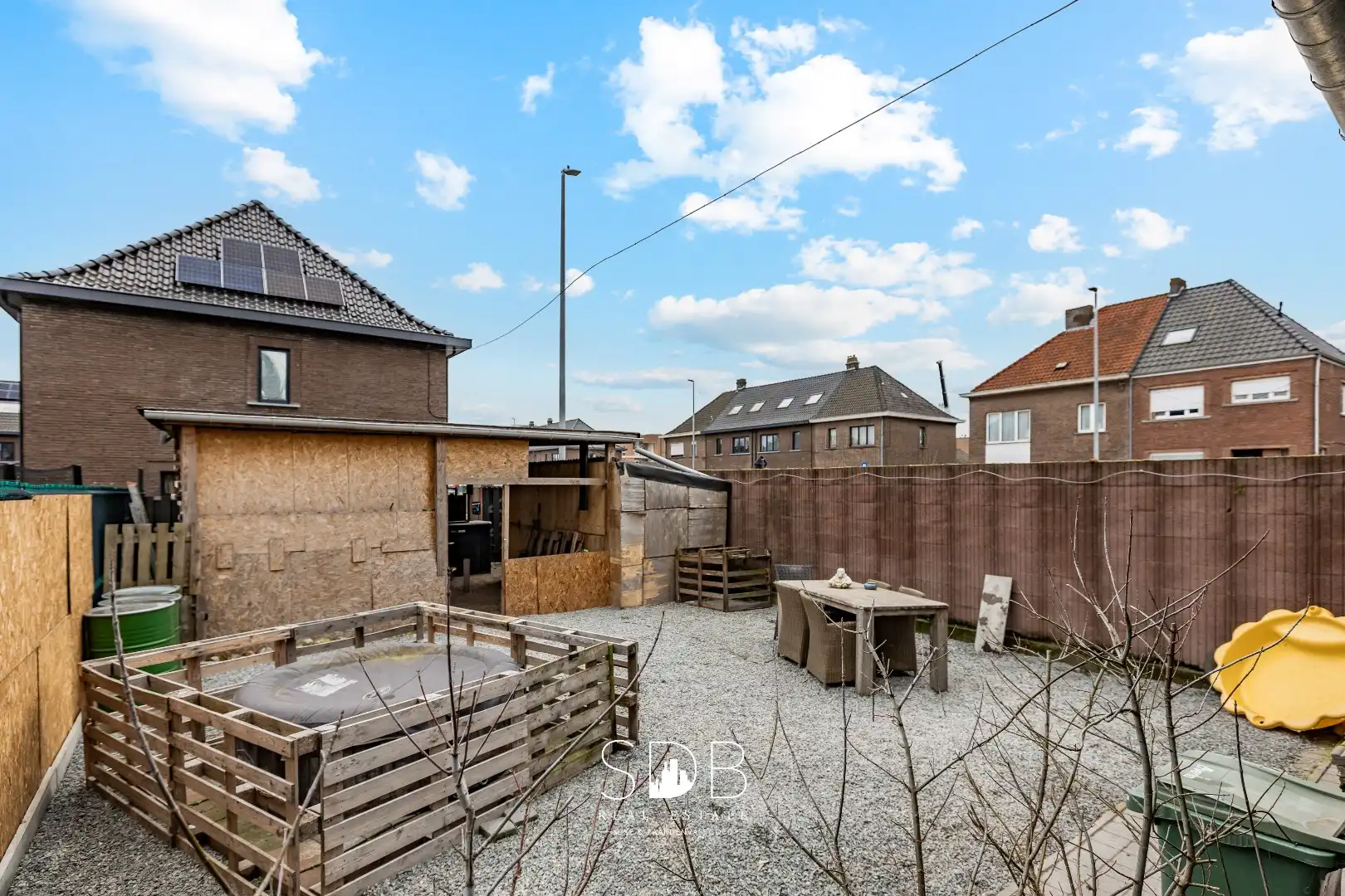 Instapklare half open bebouwing met gezinstuin foto 24