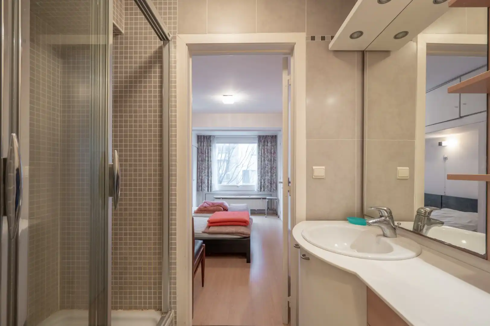 Op te frissen appartement gelegen in residentie op hoek Ieperstraat-Kustlaan, op 50 m van de Zeedijk en nabij het Driehoeksplein. foto 9