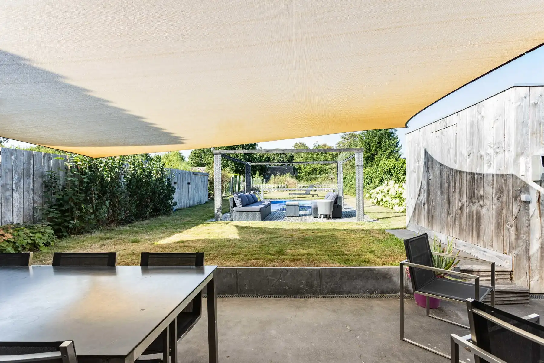 Instapklare woning met 3 slaapkamers en zwembad! foto 30