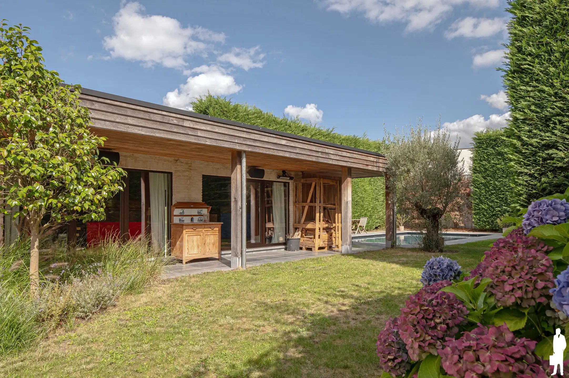 Karaktervolle woning met 6 slk, zwembad + atelier  foto 34