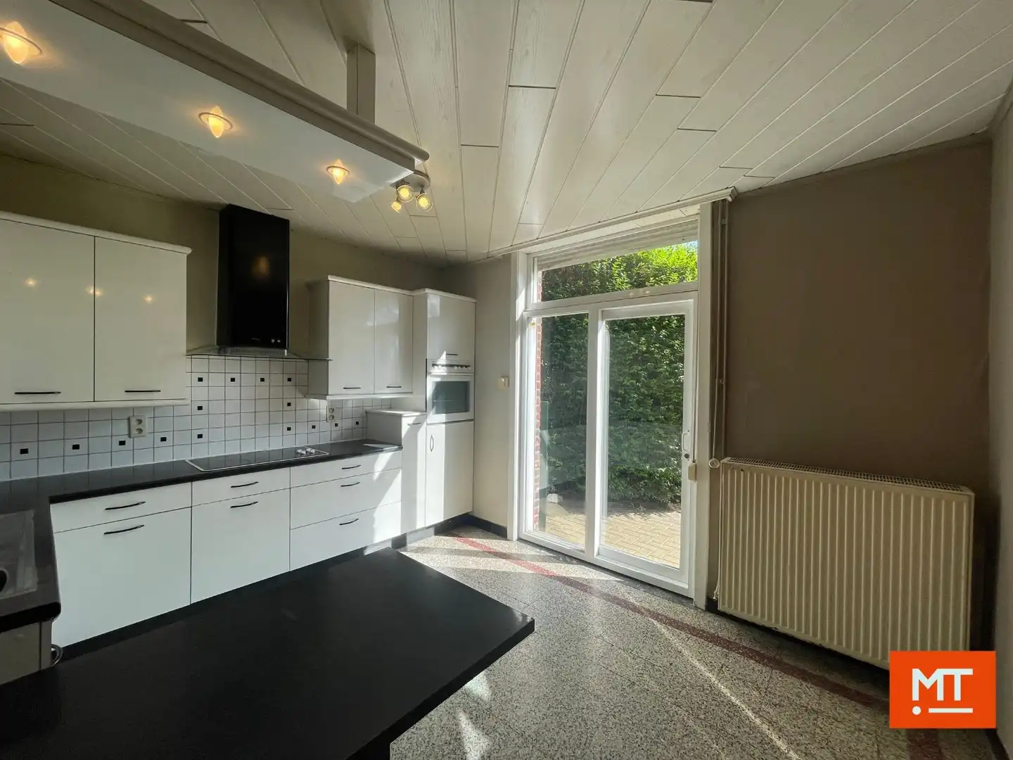 Alleenstaande woning te huur met 3 slaapkamers, 2 garages en tuin te Kruiseke foto 7
