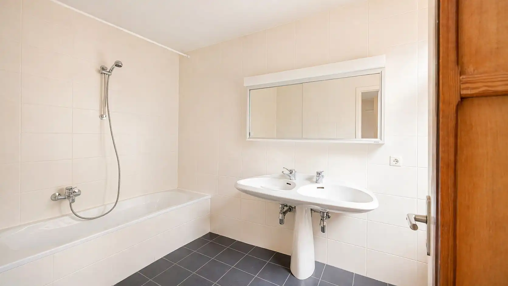 Grote woning met veel potentieel te Heist foto 17