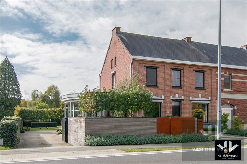Luxueus afgewerkte en energiezuinige ruime woning met vier slaapkamers en guesthouse met tal van mogelijkheden op centrale (maar toch bosrijke!) locatie te As foto {{pictureIndex}}