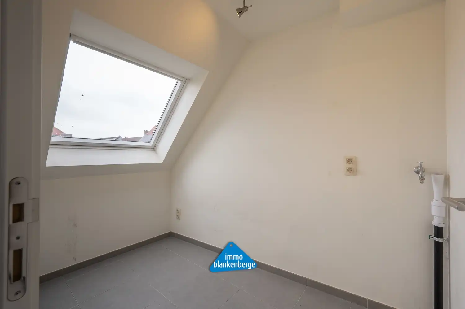 Recent zeer ruim duplex appartement in Uitkerke foto 13