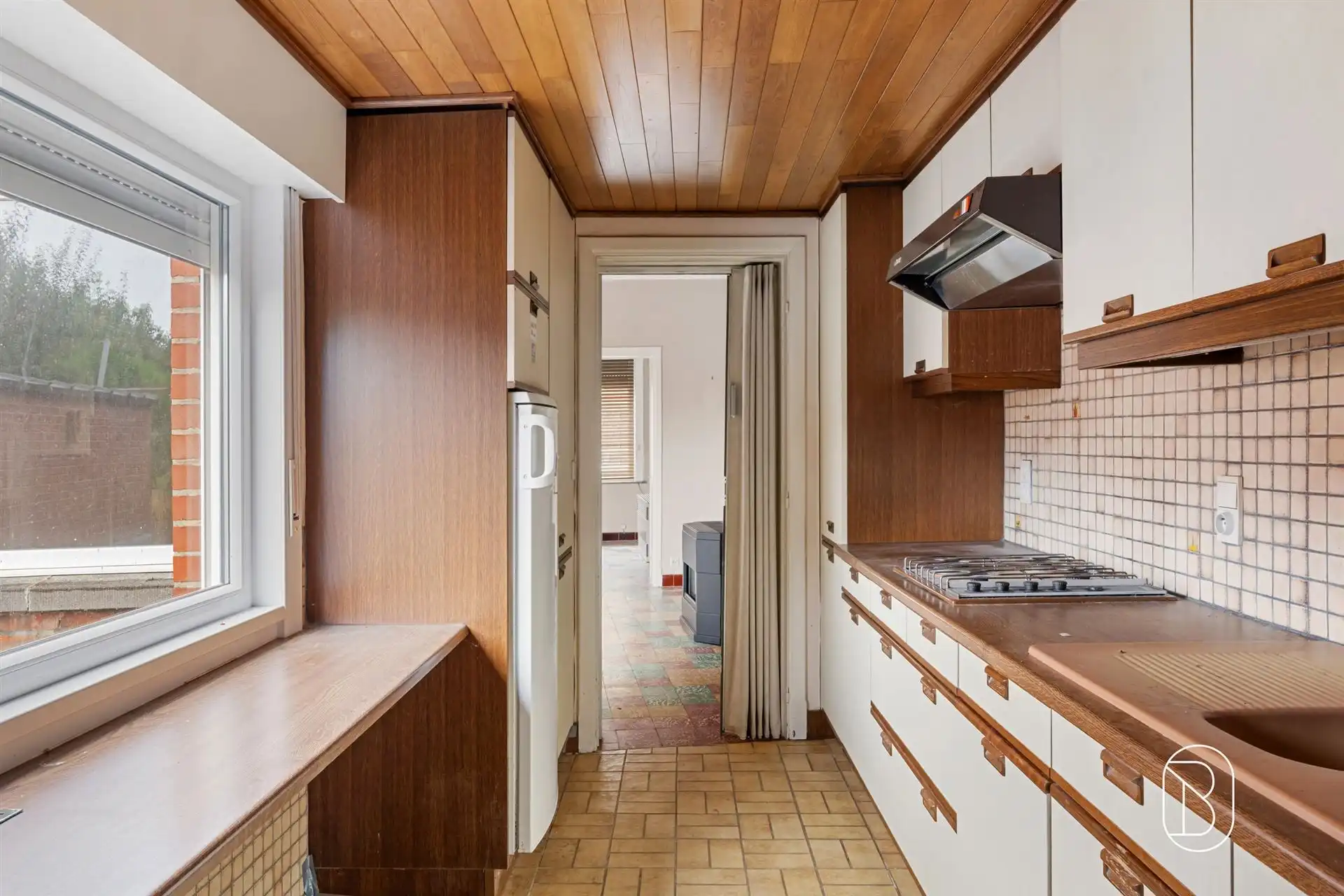 Te renoveren gezinswoning met 3 slaapkamers en grote tuin! foto 11