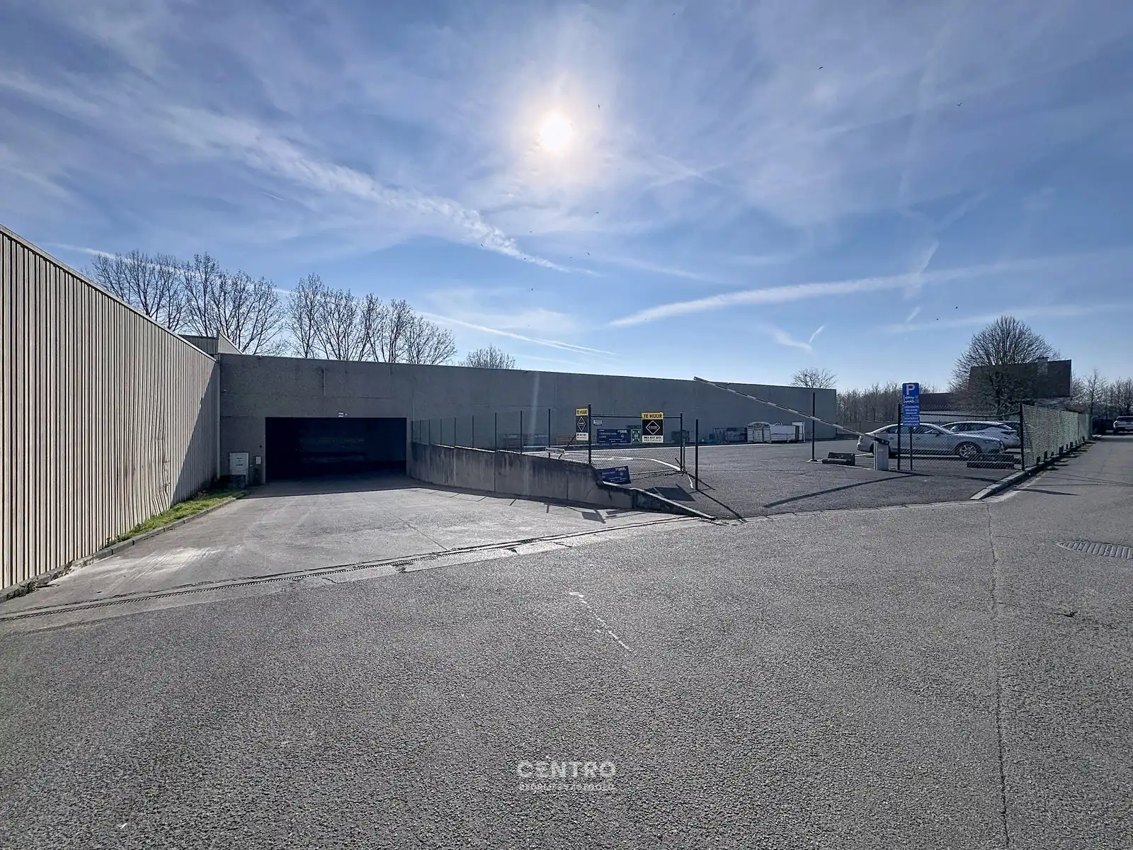 Magazijn van 330m² met vrije hoogte van 7,90m op industriële site , te Kerkhove (Avelgem). foto 7