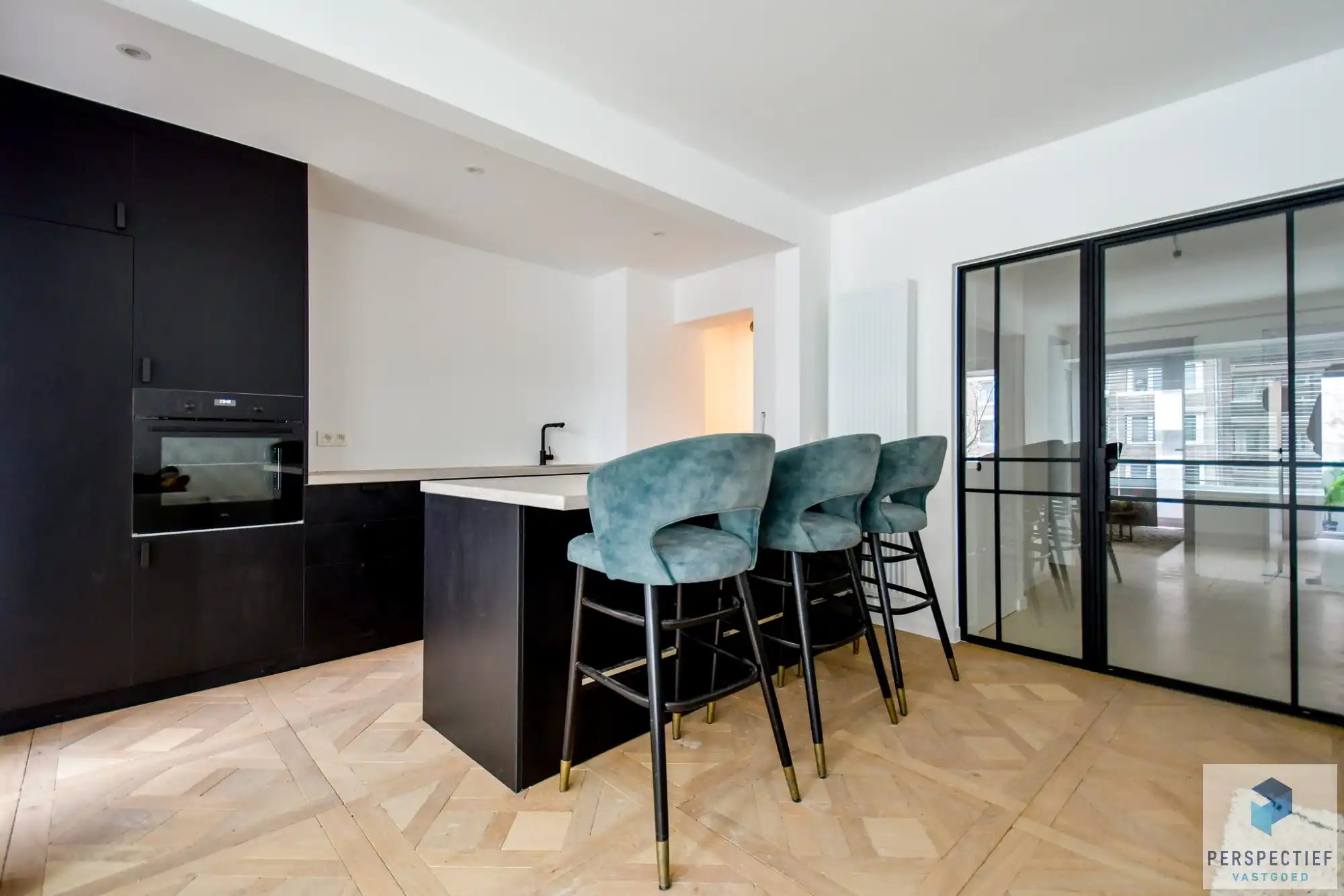 RUIM LICHTRIJK GERENOVEERD APPARTEMENT aan het LEOPOLD PARK foto 2
