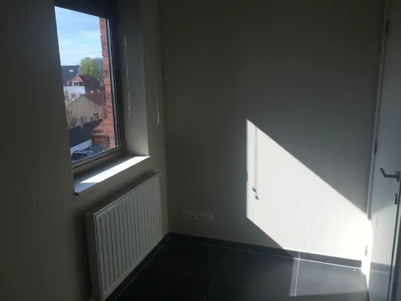 Centraal gelegen appartement met ruime zonneterras en garage vlakbij de K in Kortrijk. foto 7