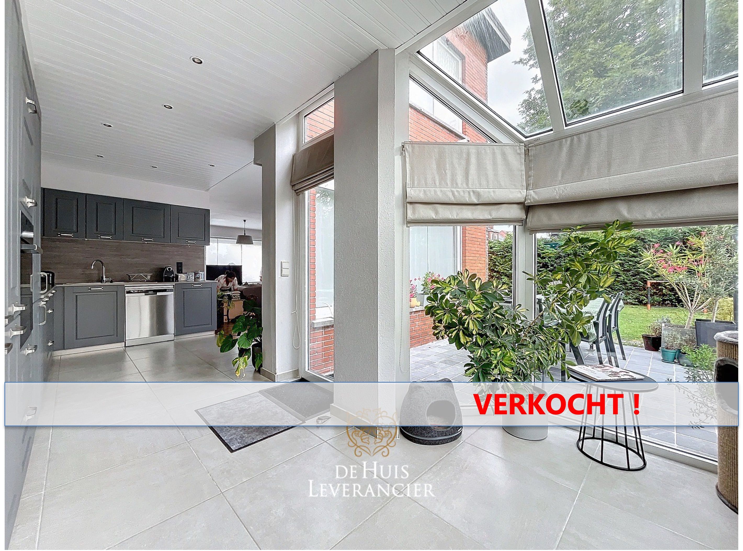 Ruime en instapklare halfopen bebouwing te koop in Kontich foto {{pictureIndex}}