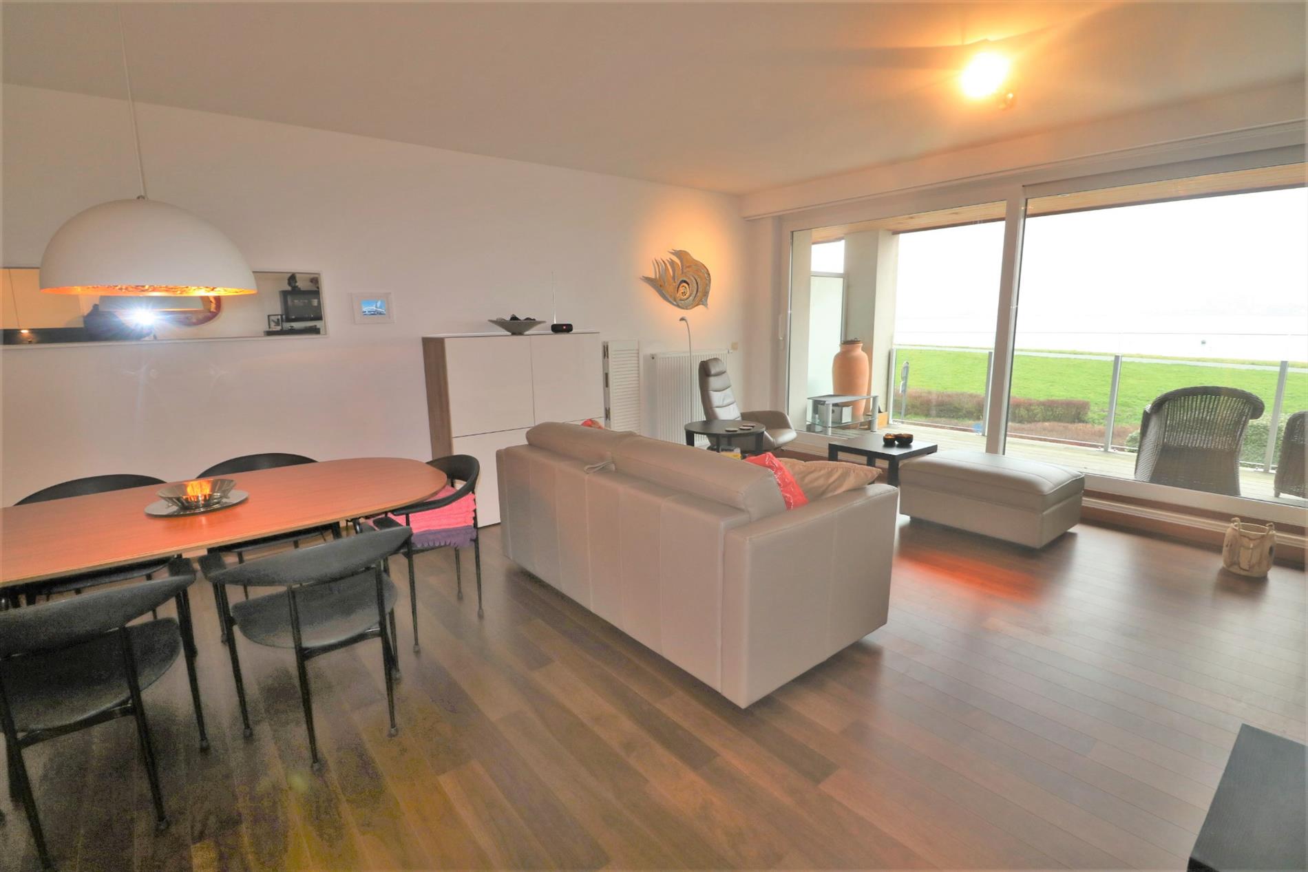 Luxueus 2-slaapkamer appartement met zonneterrassen en prachtig open zicht op de Spuikom te Bredene! foto 7