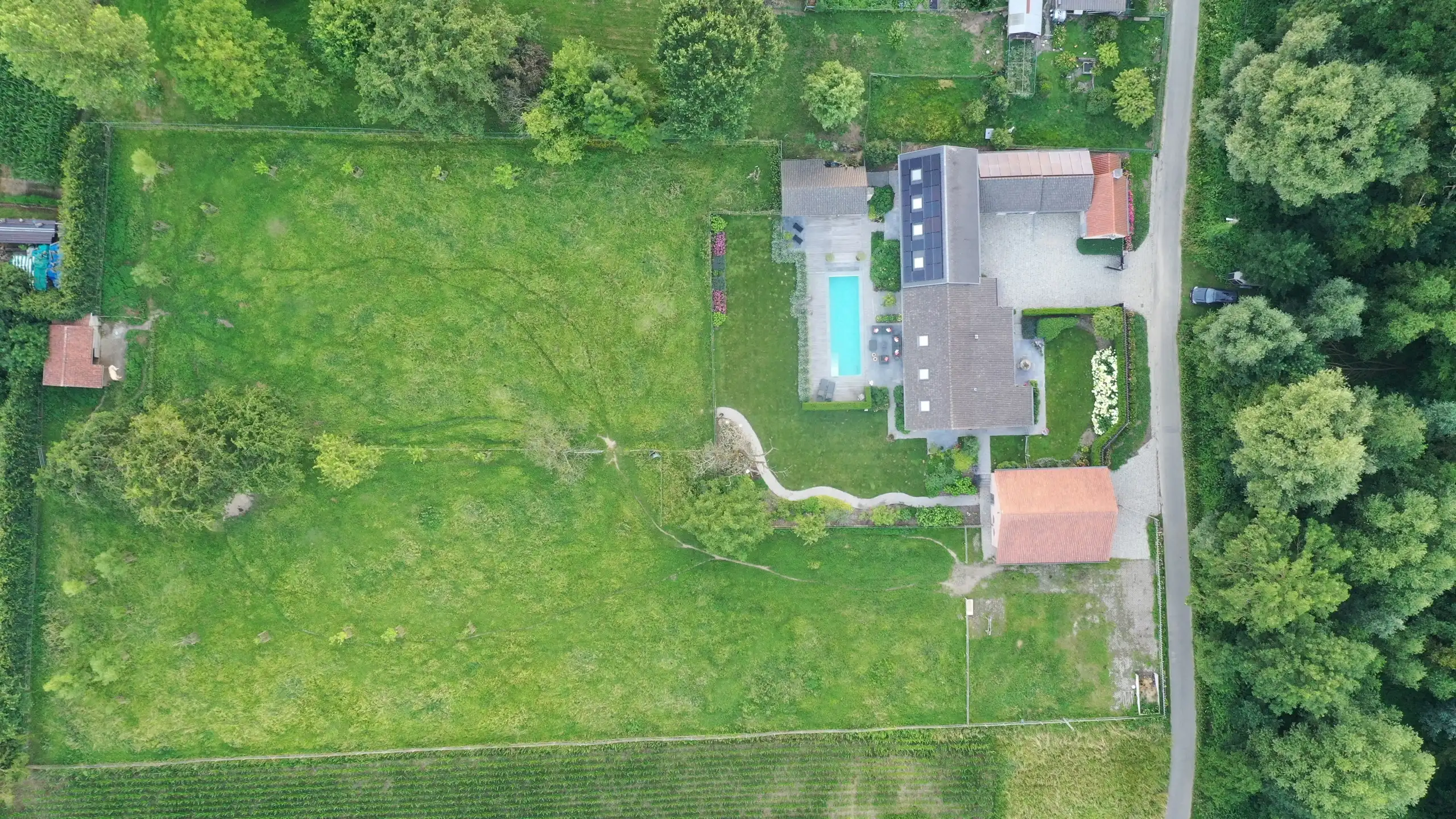 Karaktervol gerenoveerd hoevedomein met hedendaags comfort op 1ha28a - korte afstand van Brussel foto 2