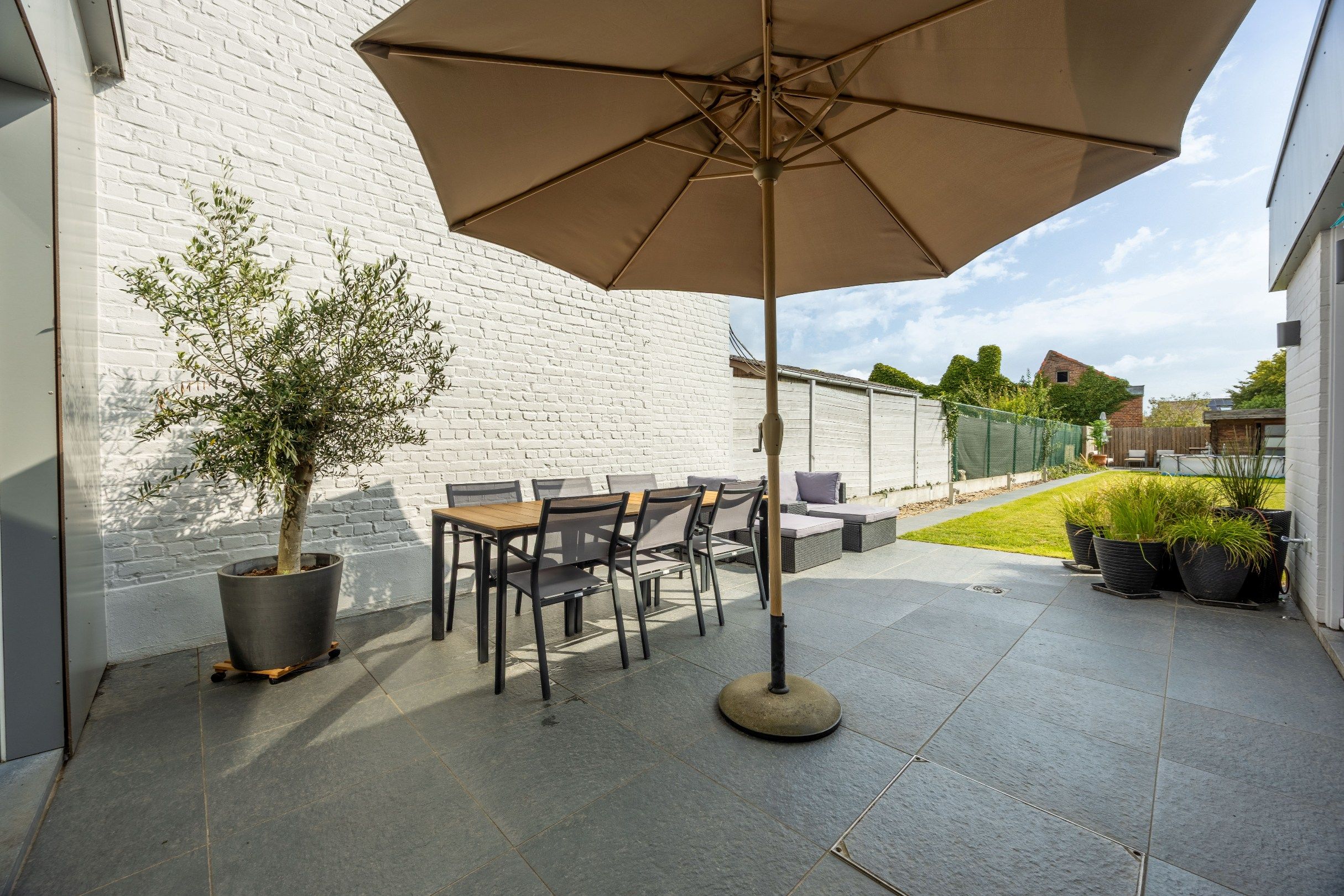 Gerenoveerde woning met garage foto 11