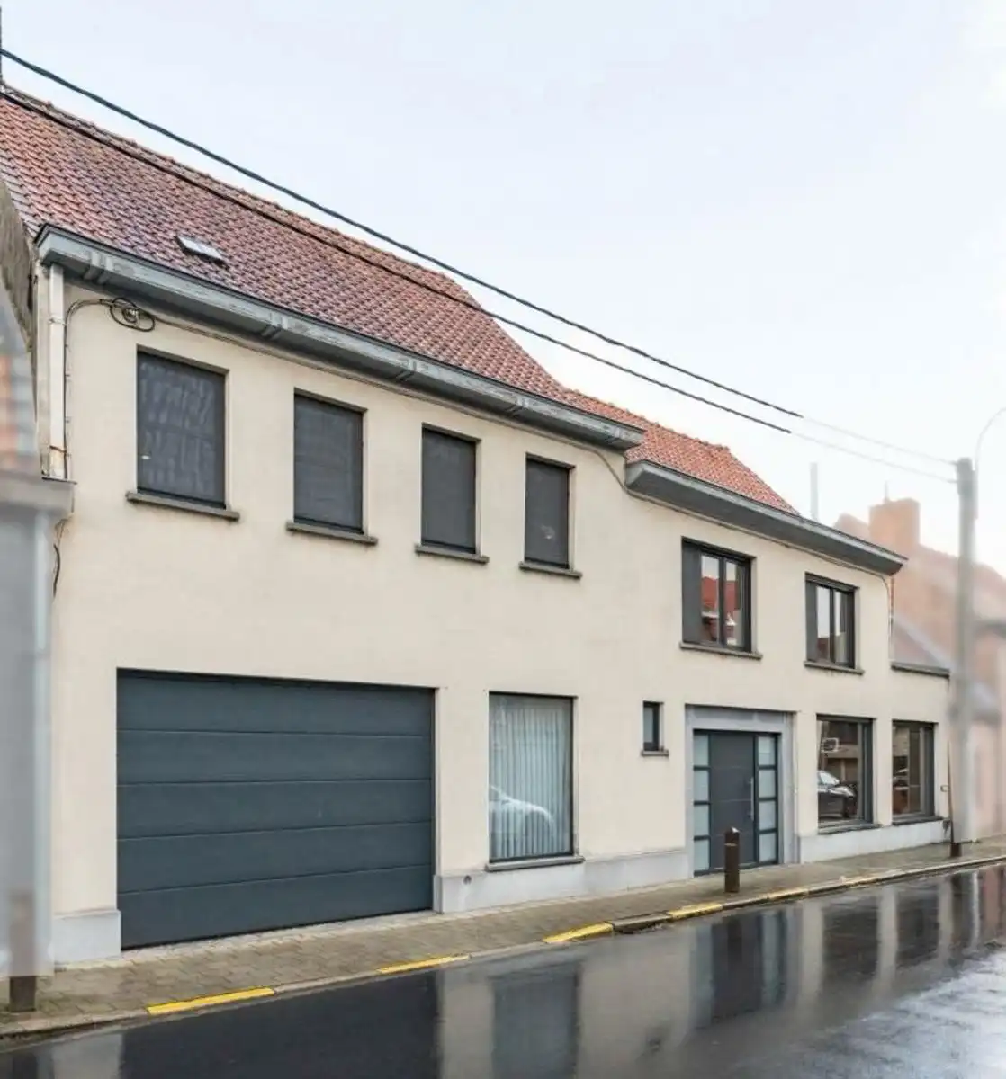 Hoofdfoto van de publicatie: Charmante gerenoveerde woning met 3 slpk en 2 garages 