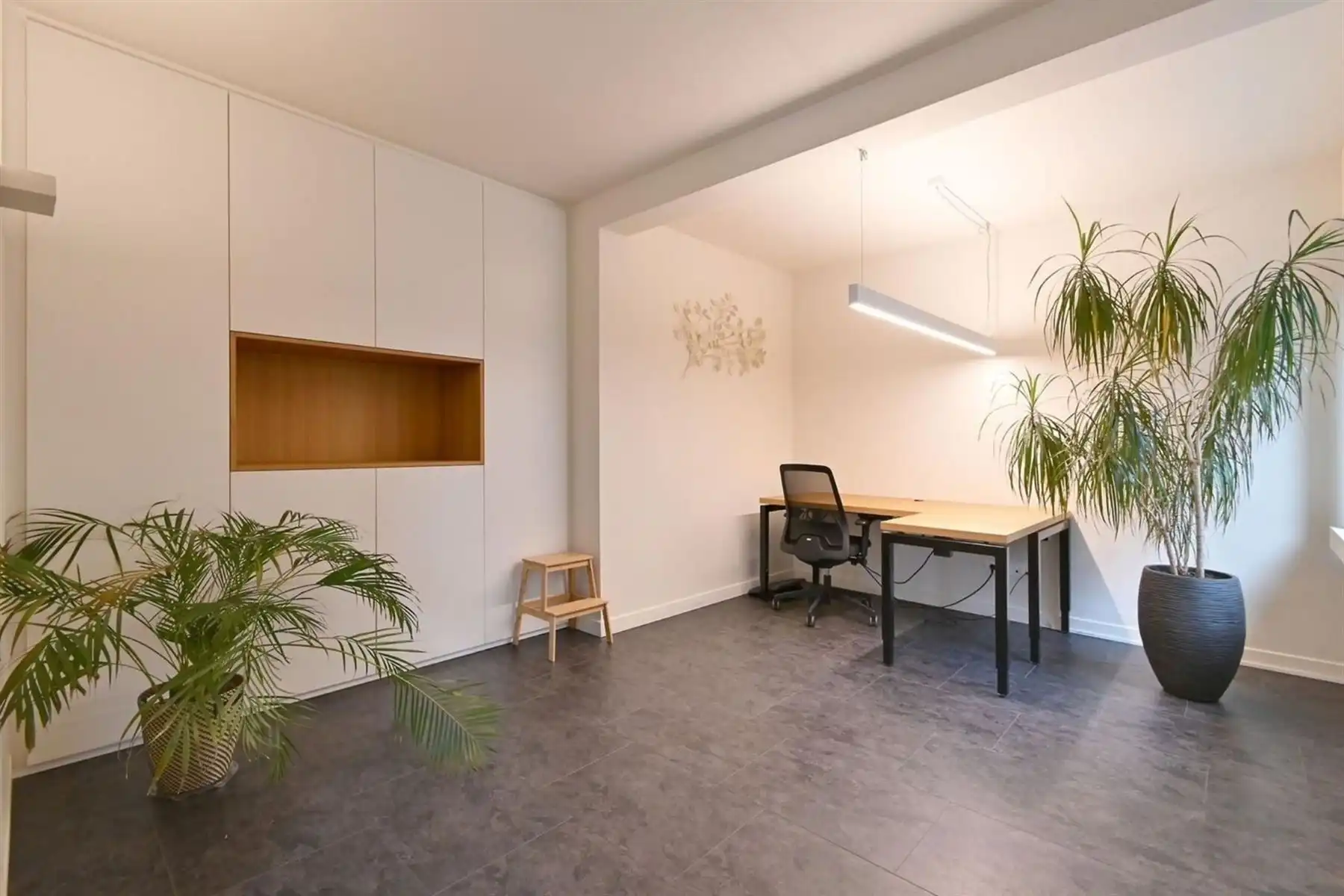 Modern, gerenoveerd kantoor met ruime garage foto 4
