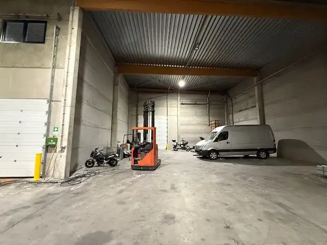 Ruim en instapklaar magazijn met kantoor te huur foto 6