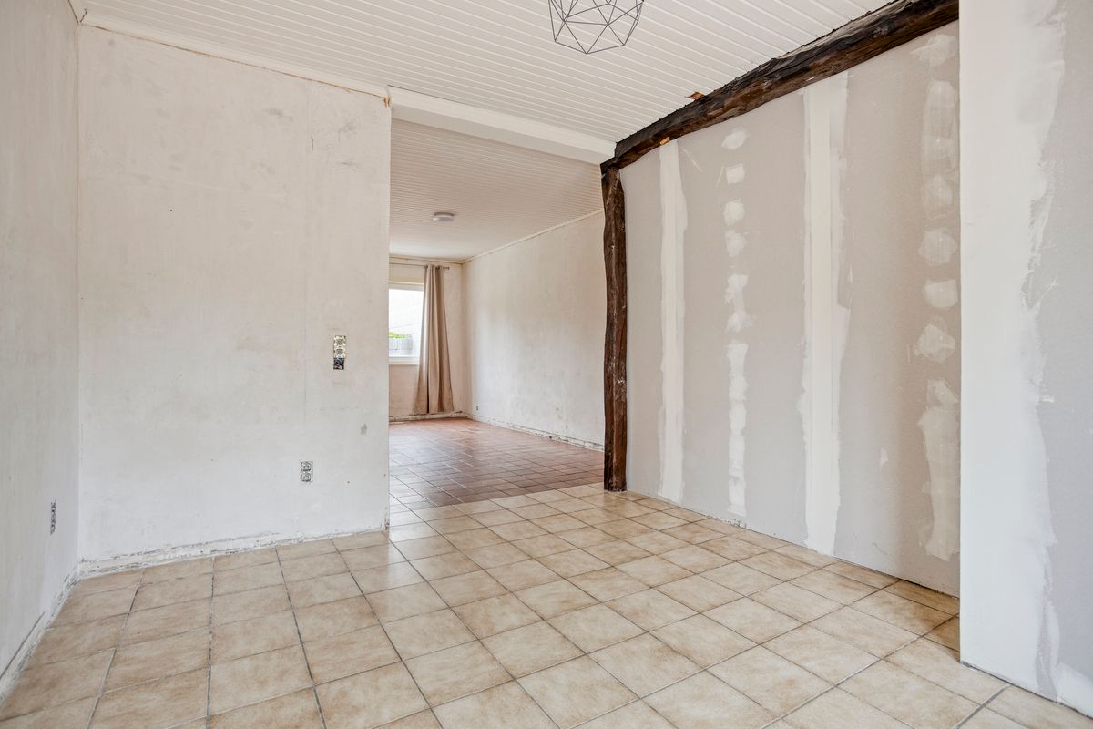 Op te knappen gezinswoning op centrale locatie in Riemst foto 4