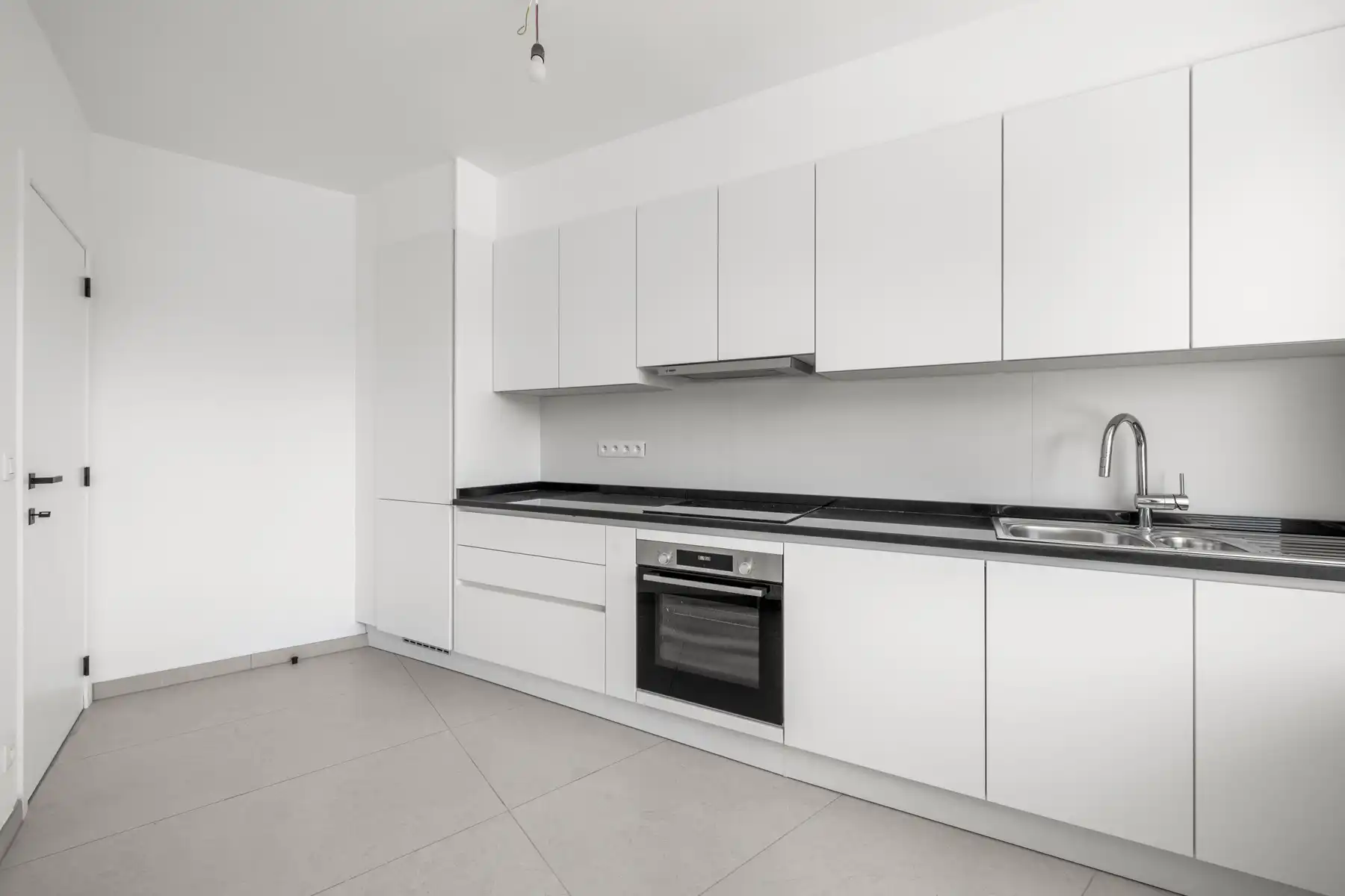 Gerenoveerd 2 slaapkamerappartement met garage foto 5