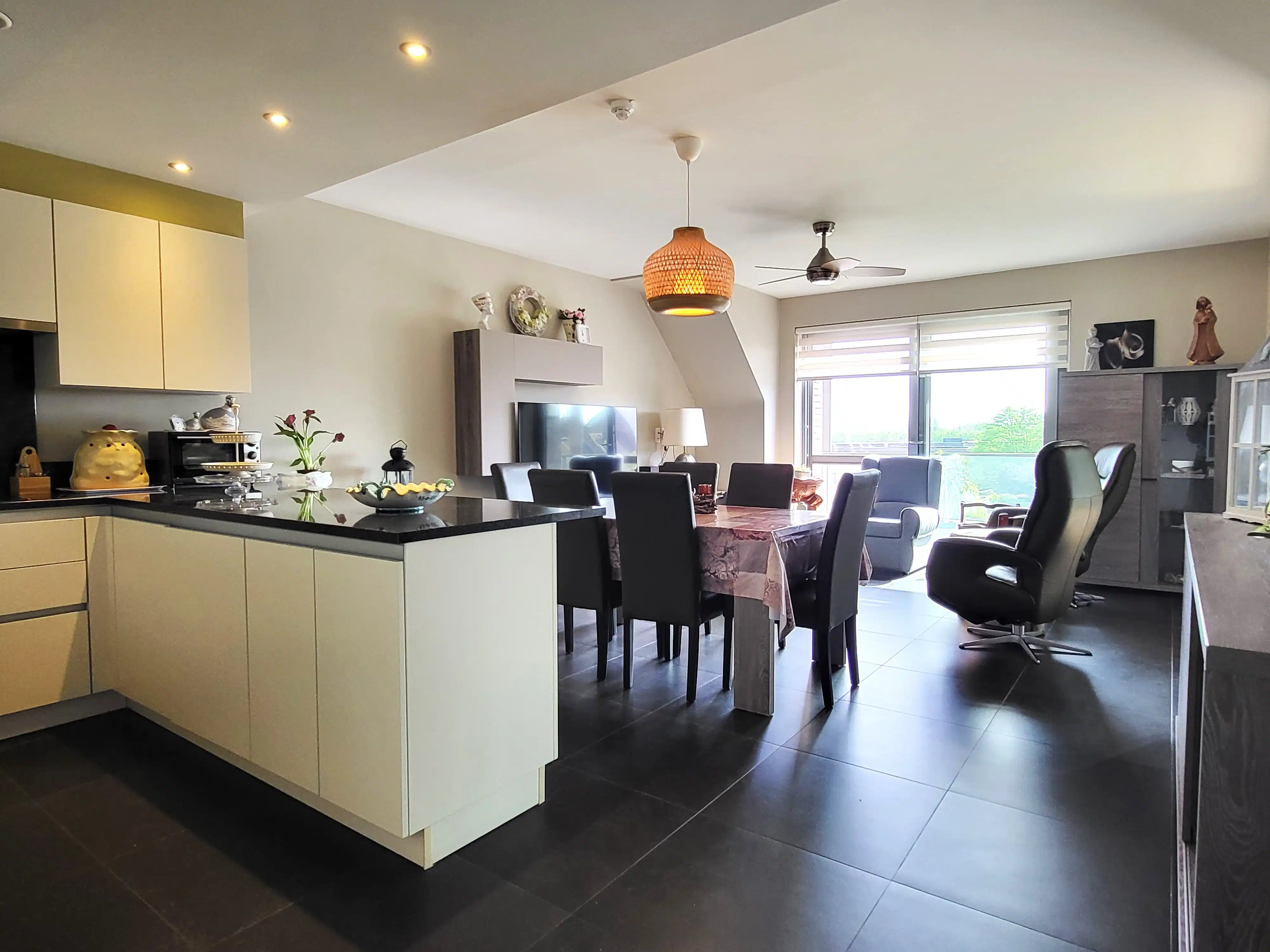 Instapklaar en energiezuinig appartement (66 m²) met zuidgerichte terrassen, ideaal gelegen in een rustige dorpsomgeving op wandelafstand van winkels, openbaar vervoer en scholen.  foto 9