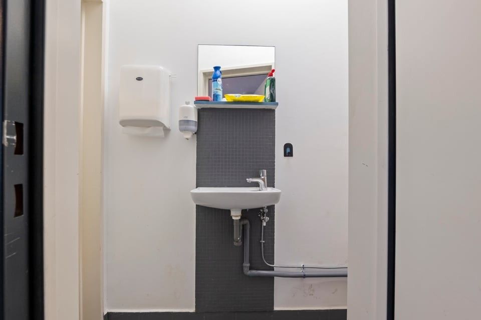 INSTAPKLARE HANDELSRUIMTE MET KANTOOR, VERGADERRUIMTE EN KELDER OP TOPLOCATIE IN SINT-TRUIDEN foto 10