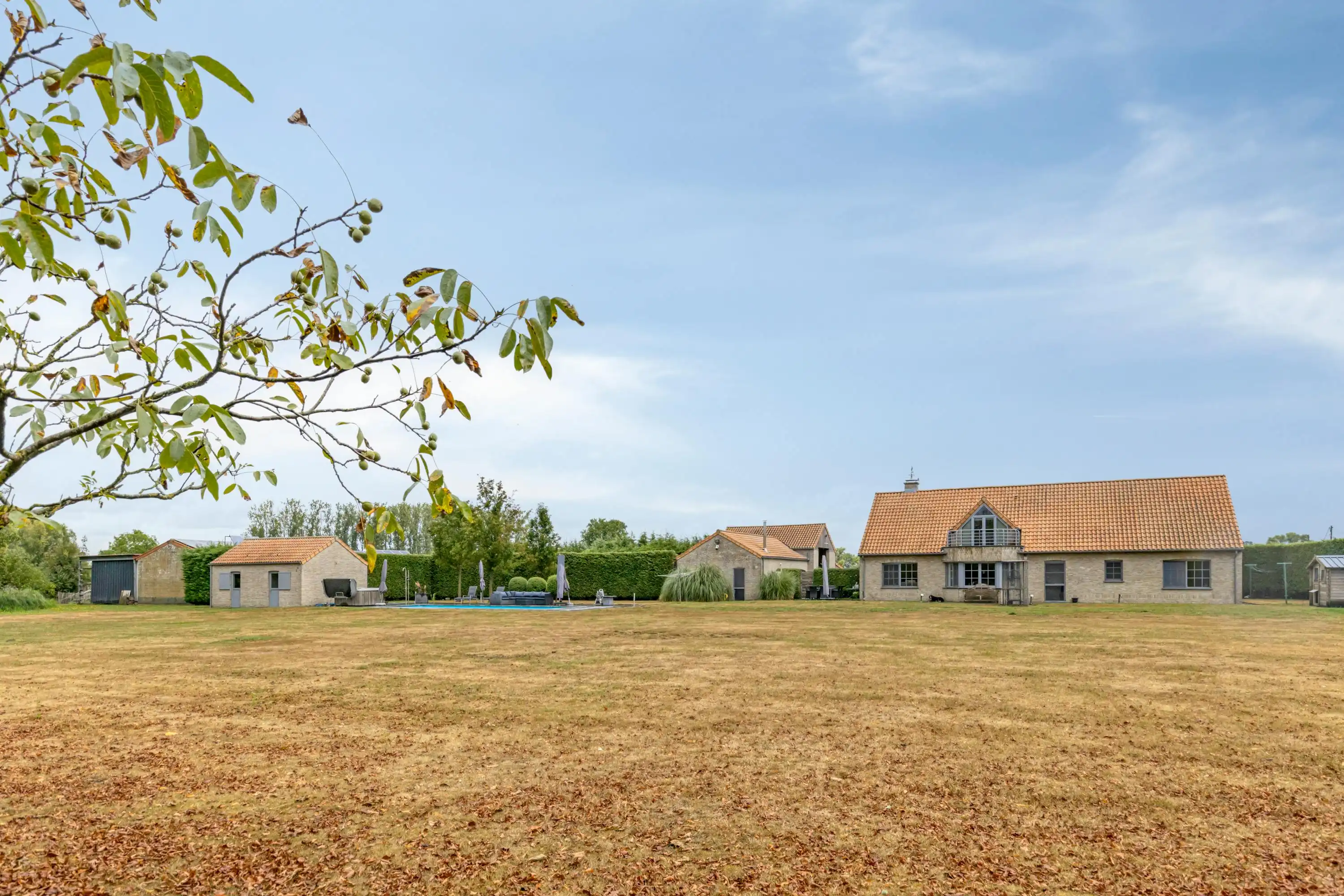 Huis met magazijn op een rustige locatie in Zwevezele foto {{pictureIndex}}