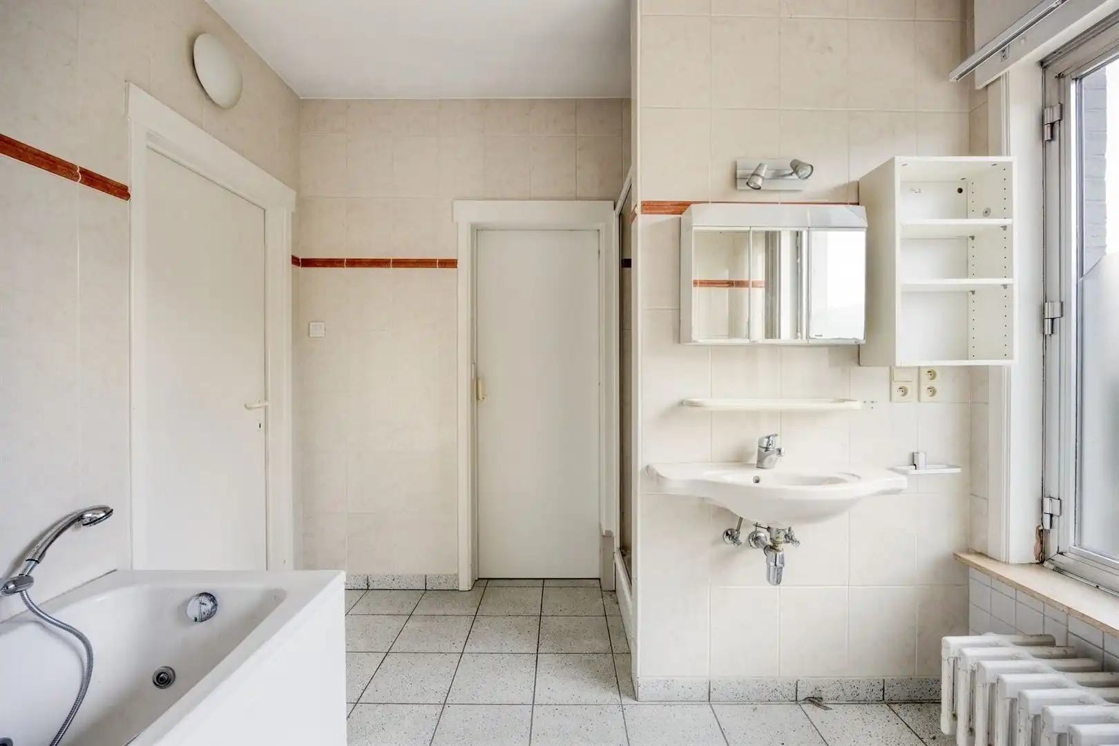 Villa met achterliggend kantoorgebouw foto 18