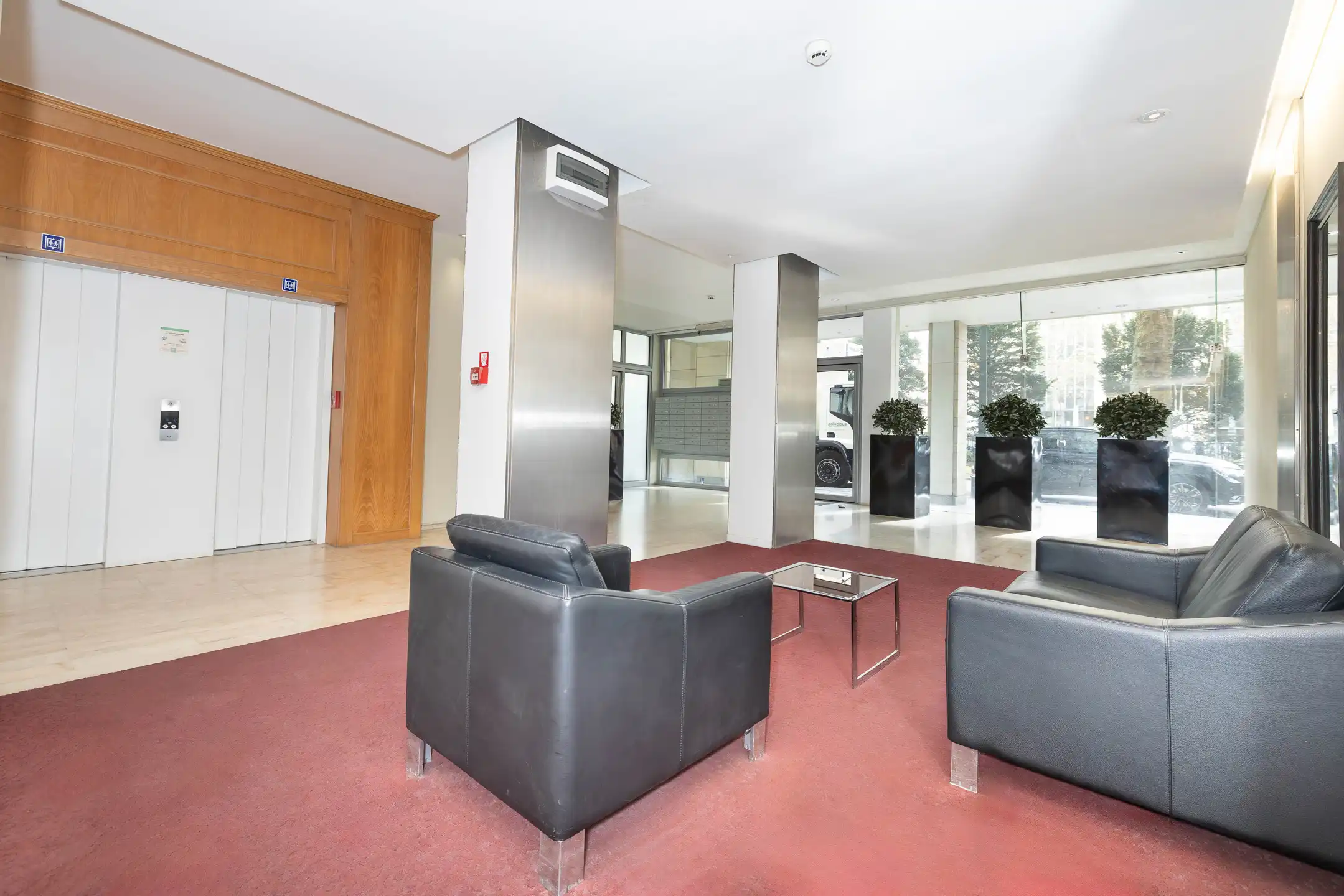 Dichtbij Louizalaan rustig aan de achterzijde van het gebouw foto 23