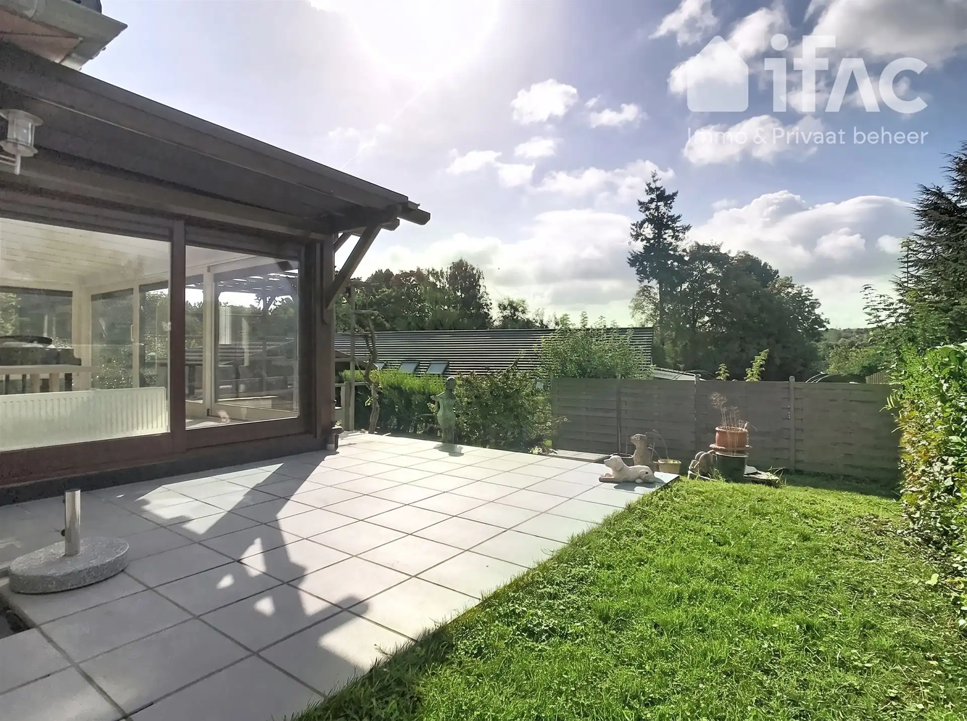 Bungalow met garage en tuin foto 22