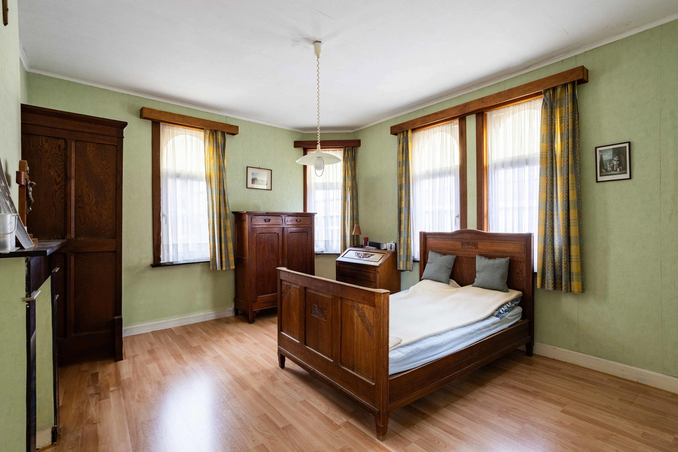  Verassend ruime, te renoveren woning in Ronse foto 15