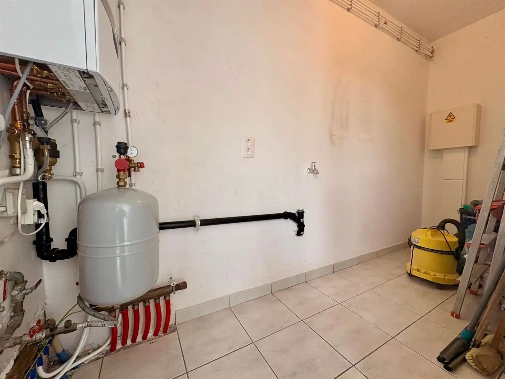 Ruim 2-slaapkamerappartement met lift en autostaanplaats in Sint-Gillis-Dendermonde foto 9